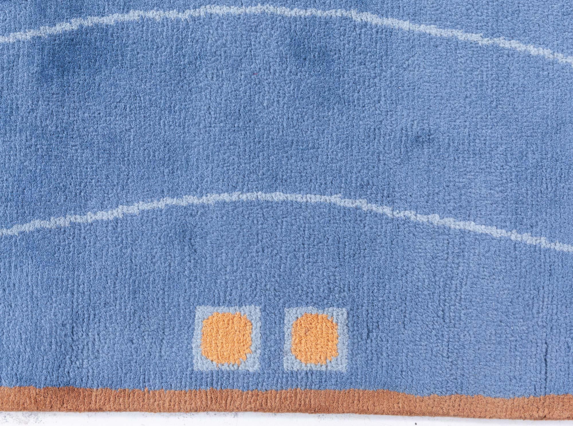 XXI secolo e contemporaneo Tappeto di ispirazione viennese in lana annodata a mano blu di Doris Leslie Blau in vendita