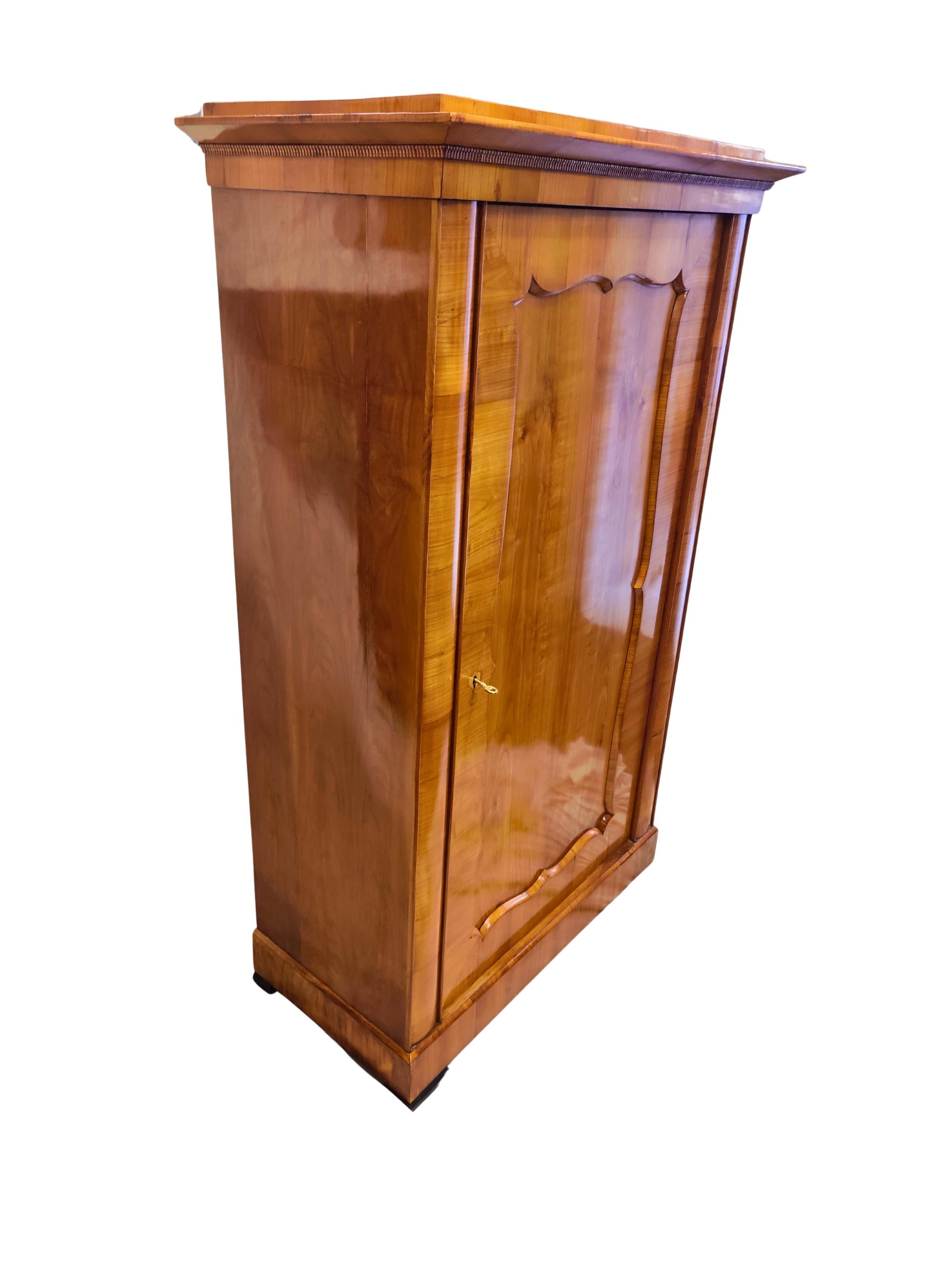 Armario vienés Biedermeier tardío circa 1850 en chapa de cerezo Pulido en venta