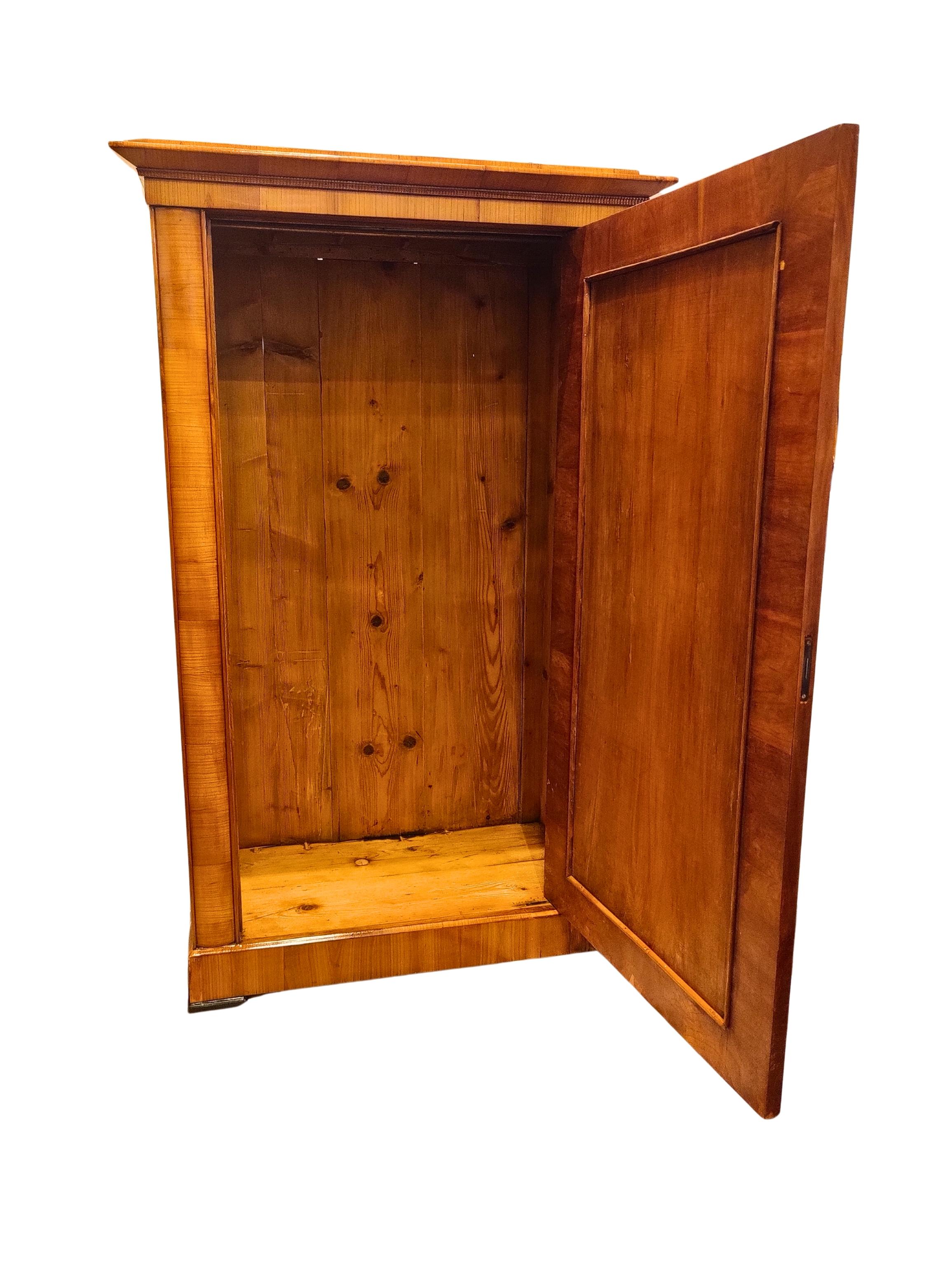 Armario vienés Biedermeier tardío circa 1850 en chapa de cerezo siglo XIX en venta