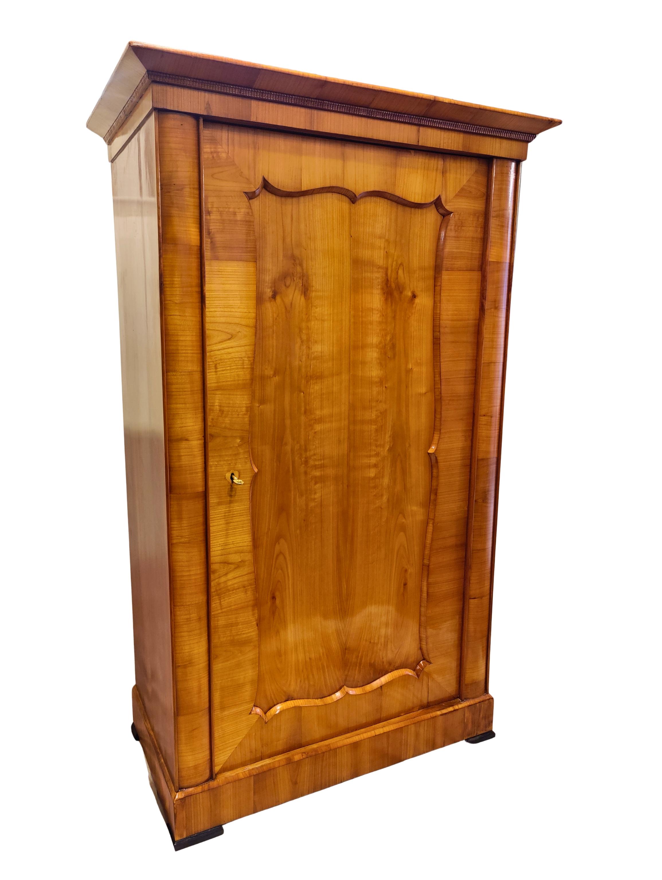 Armario vienés Biedermeier tardío circa 1850 en chapa de cerezo en venta 1