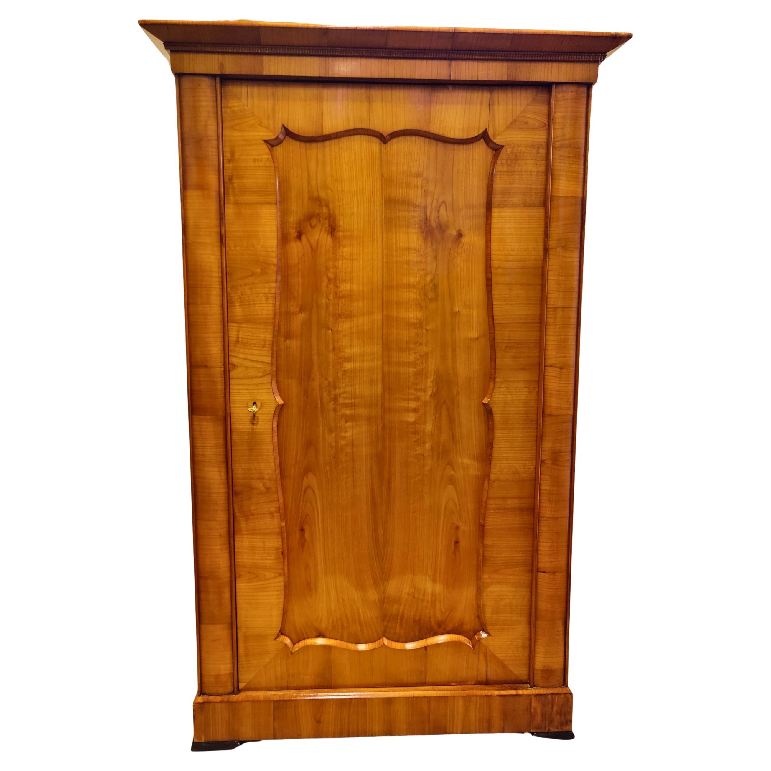 Armario vienés Biedermeier tardío circa 1850 en chapa de cerezo en venta
