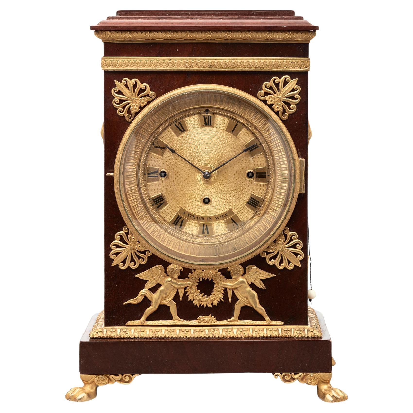 Horloge de cheminée viennoise et dorée par J Straub  en vente