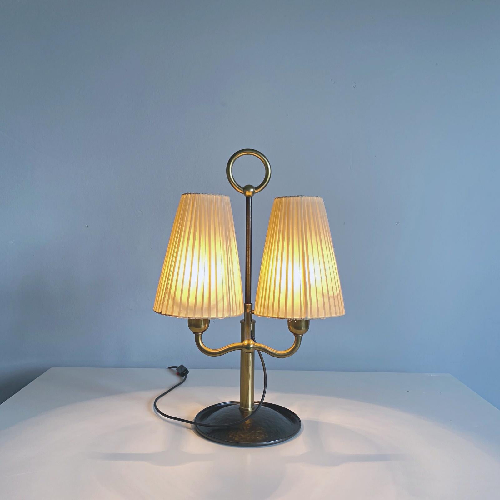 Josef Frank Zweilichtige Messing-Tischlampe, Wiener Modern Age, Österreich (Geschmiedet) im Angebot