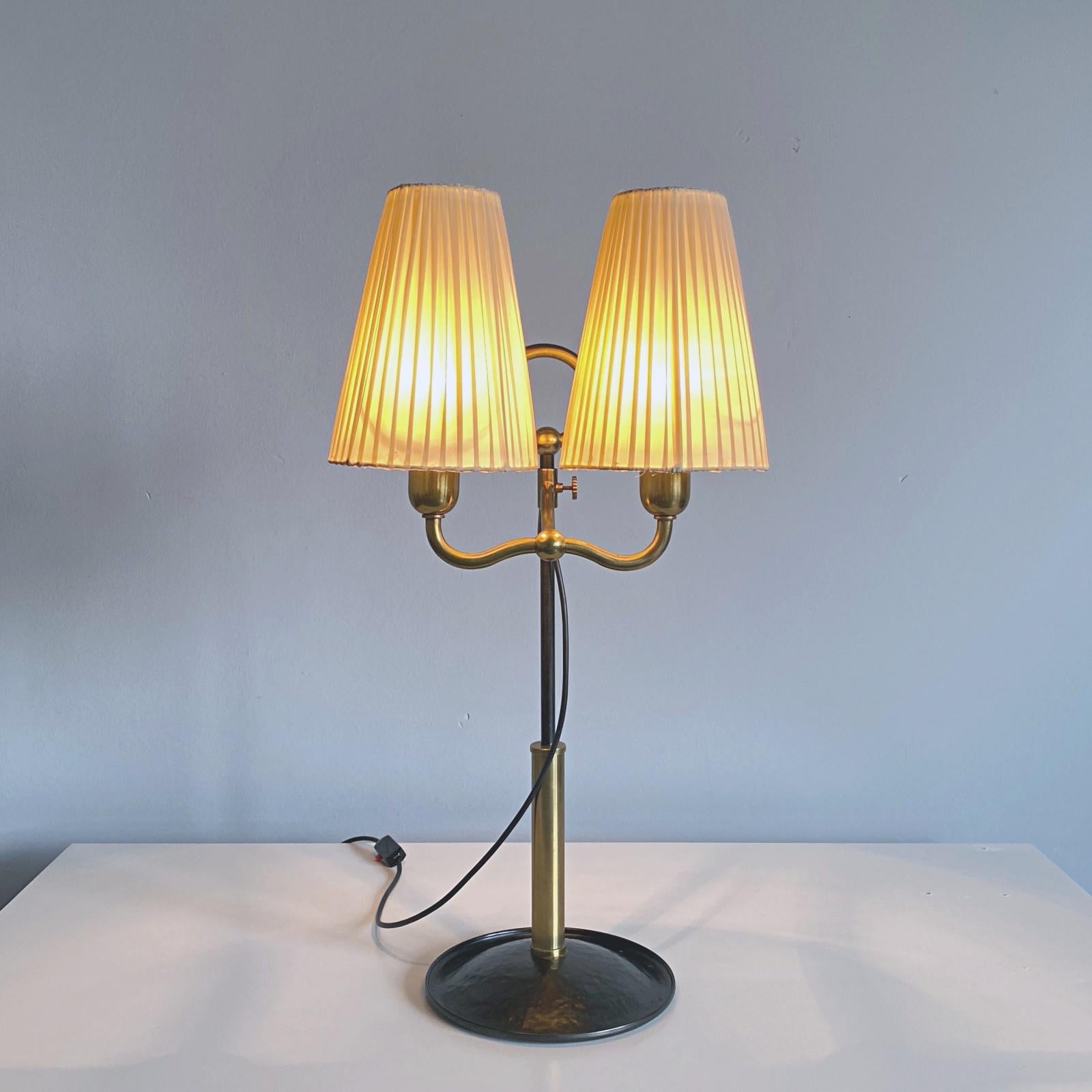 Josef Frank Zweilichtige Messing-Tischlampe, Wiener Modern Age, Österreich (Frühes 20. Jahrhundert) im Angebot