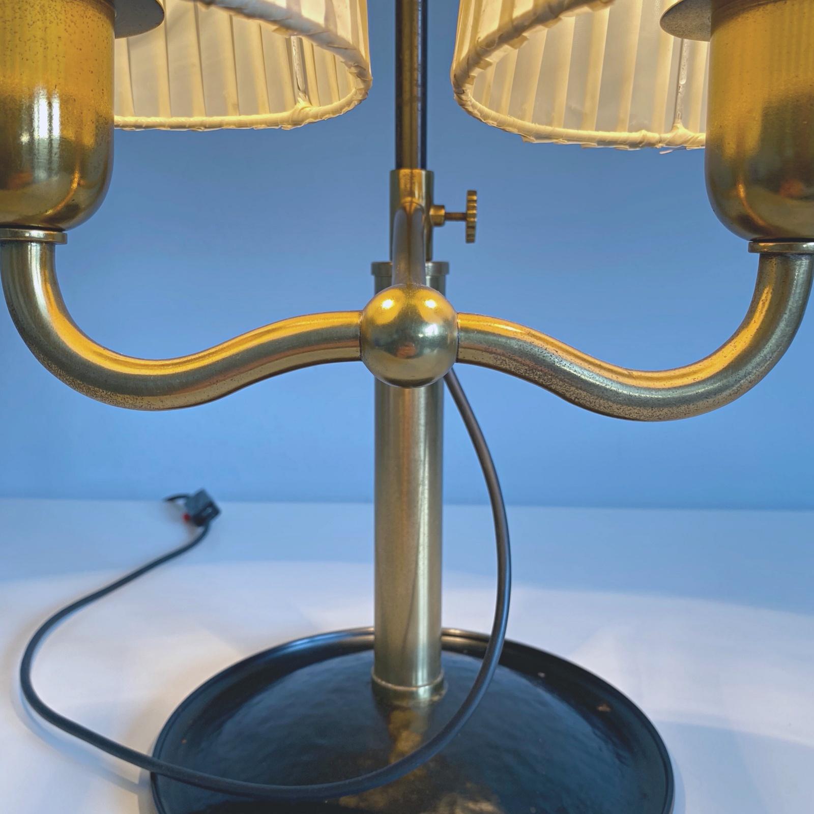 Josef Frank Zweilichtige Messing-Tischlampe, Wiener Modern Age, Österreich im Angebot 2