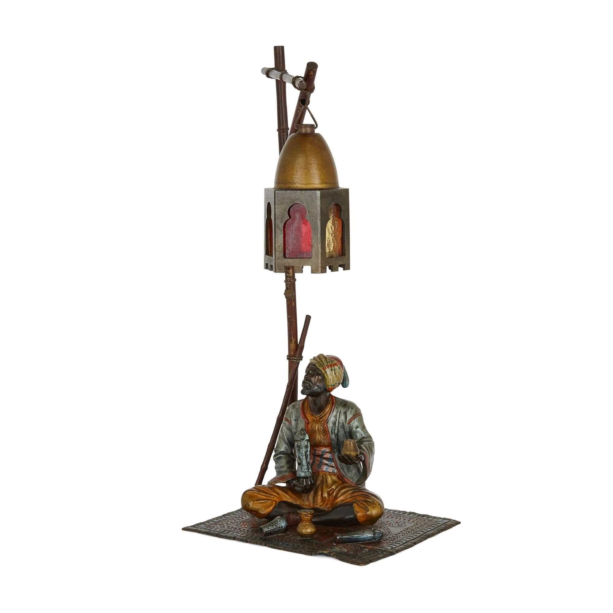Lampe figurative viennoise orientaliste en bronze peint à froid
Autrichien, vers 1910
Mesures : Hauteur 36 cm, largeur 13 cm, profondeur 16 cm

Cette lampe en bronze est fabriquée dans le style orientaliste viennois qui prévalait au début du