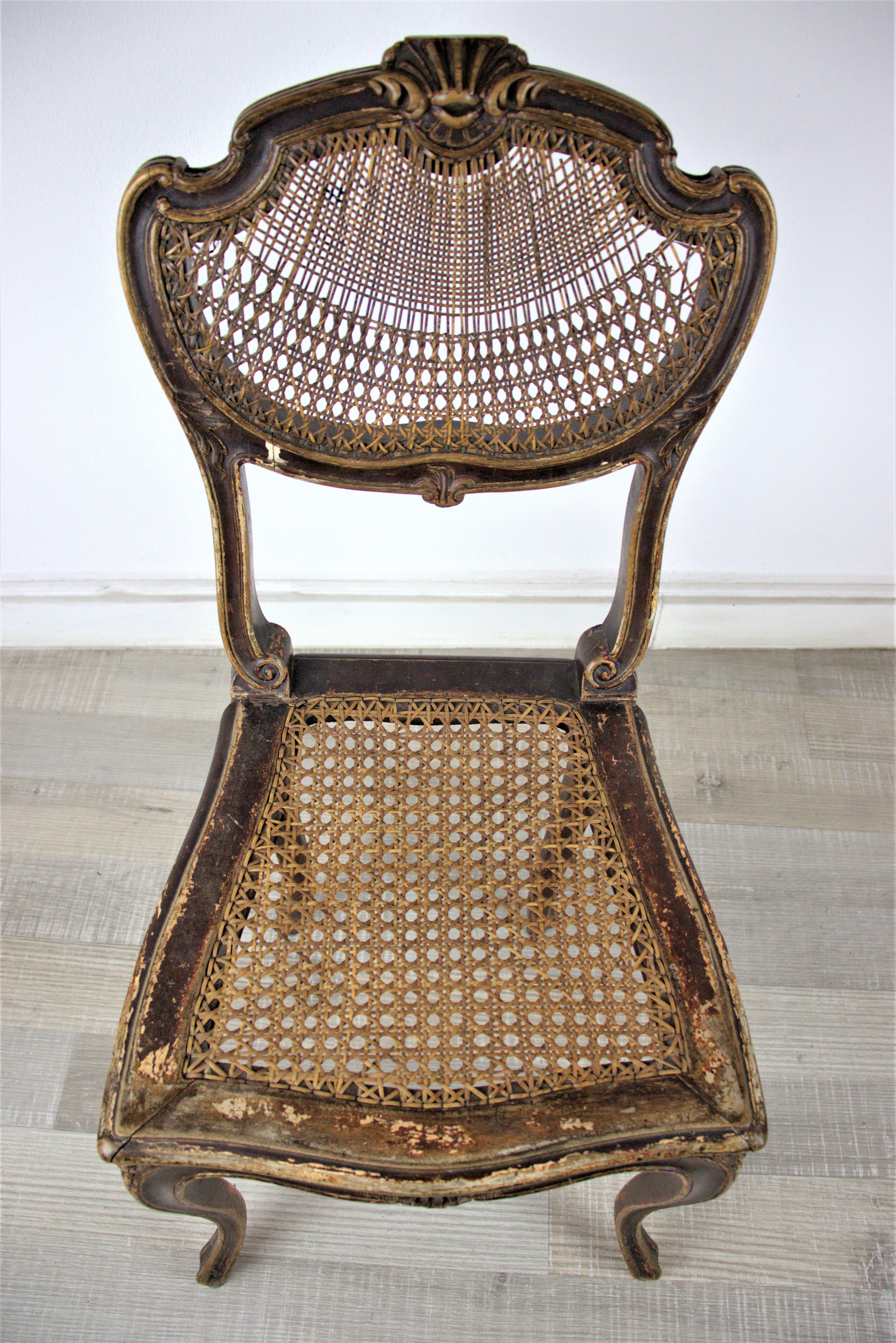 Petite chaise viennoise rococo en bois et roseau, de la fin du XVIIIe siècle.

Cette pièce est une antiquité intacte ! Utilisez-le comme décoration de fantaisie dans votre résidence. 

Vous pouvez trouver un canapé similaire dans notre sortiment,.
