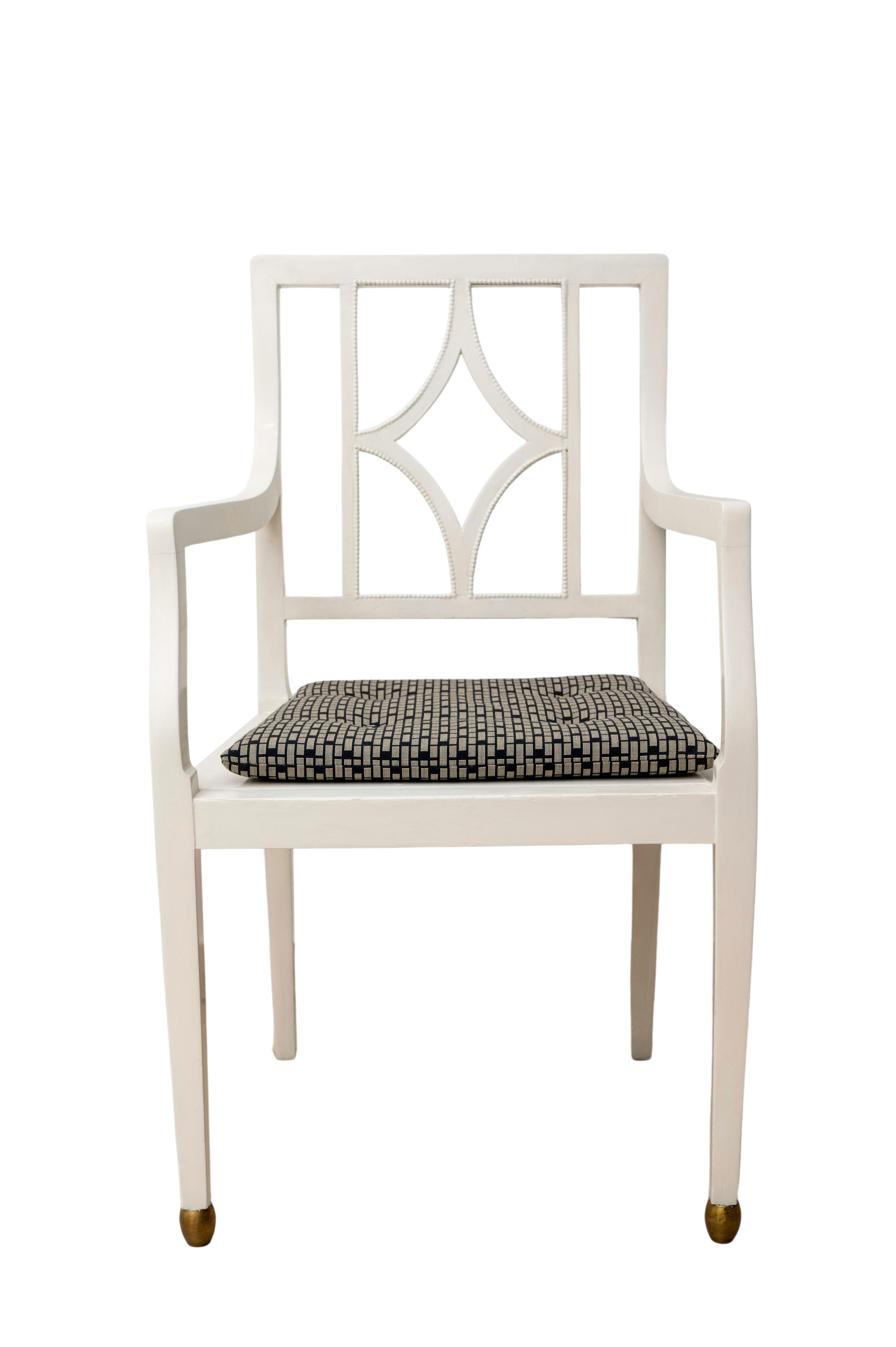 Tabelle  Höhe: 77 cm Durchmesser: 50,5 cm. 
Sessel  Höhe: 96 cm  Breite: 55 cm Länge: 55 cm     

Sein berühmter Lehrer war kein Geringerer als Josef Hoffmann. Herrgesell profitierte vor allem davon, dass die Verbindungen zwischen der Wiener