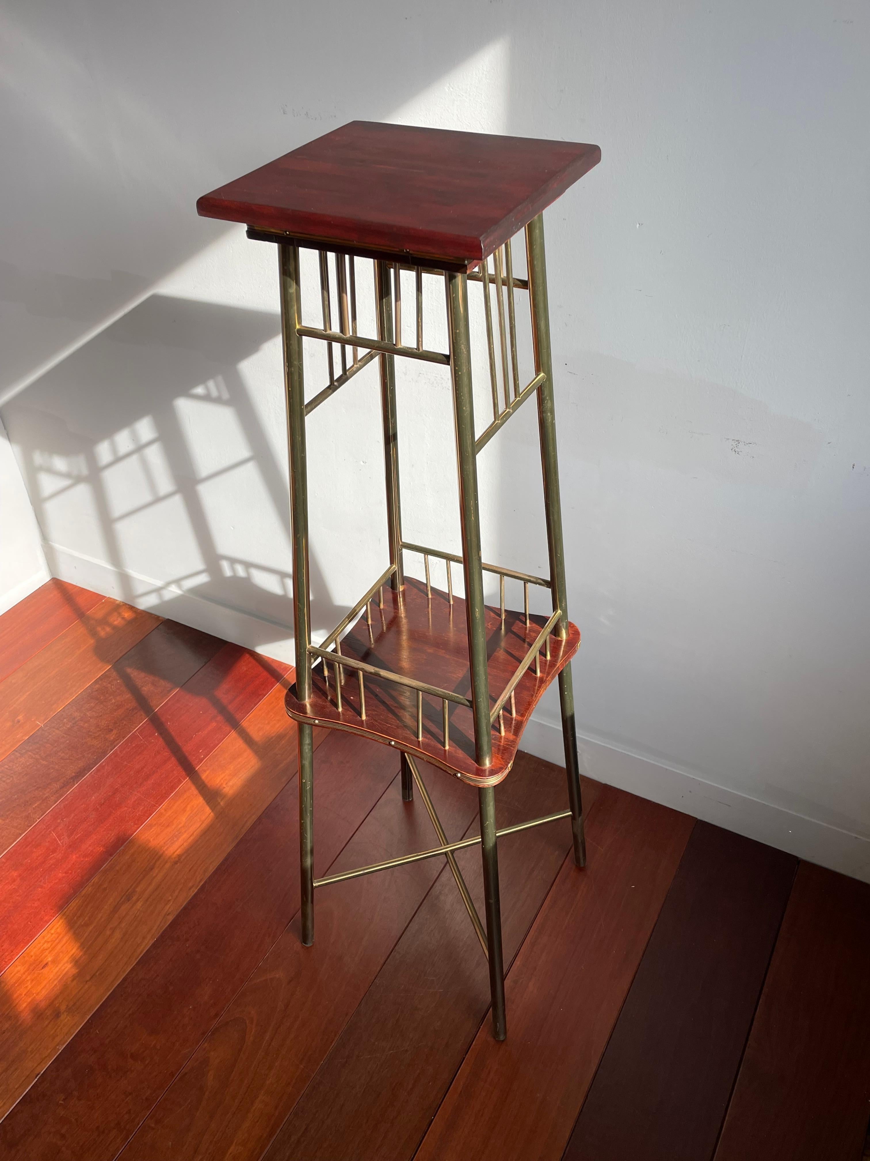 Einzigartiger Tisch mit modernistischem Design, der Ernst Rockhausen zugeschrieben wird, handgefertigt in der Zeit des Arts & Crafts.

Die Kombination aus stilvollem und zeitlosem Design und den natürlichen Materialien macht diesen seltenen Tisch