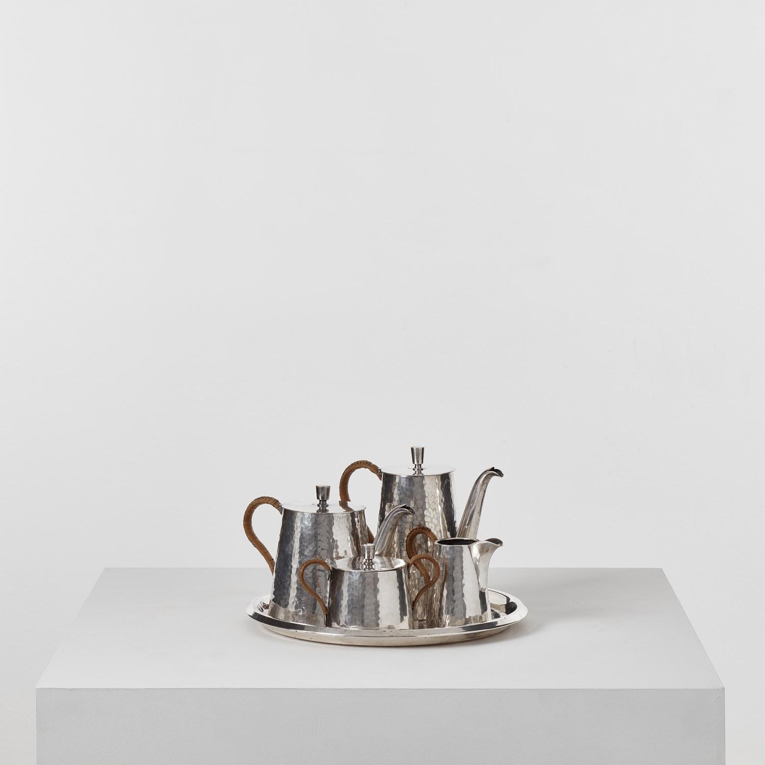 Un bel exemple de design de la Sécession viennoise. Ce service à thé - deux théières, un pot à sucre et un pot à lait - repose sur un plateau circulaire à rebord et est dépourvu d'ornements. Chaque pièce présente une silhouette concise, ramenée à