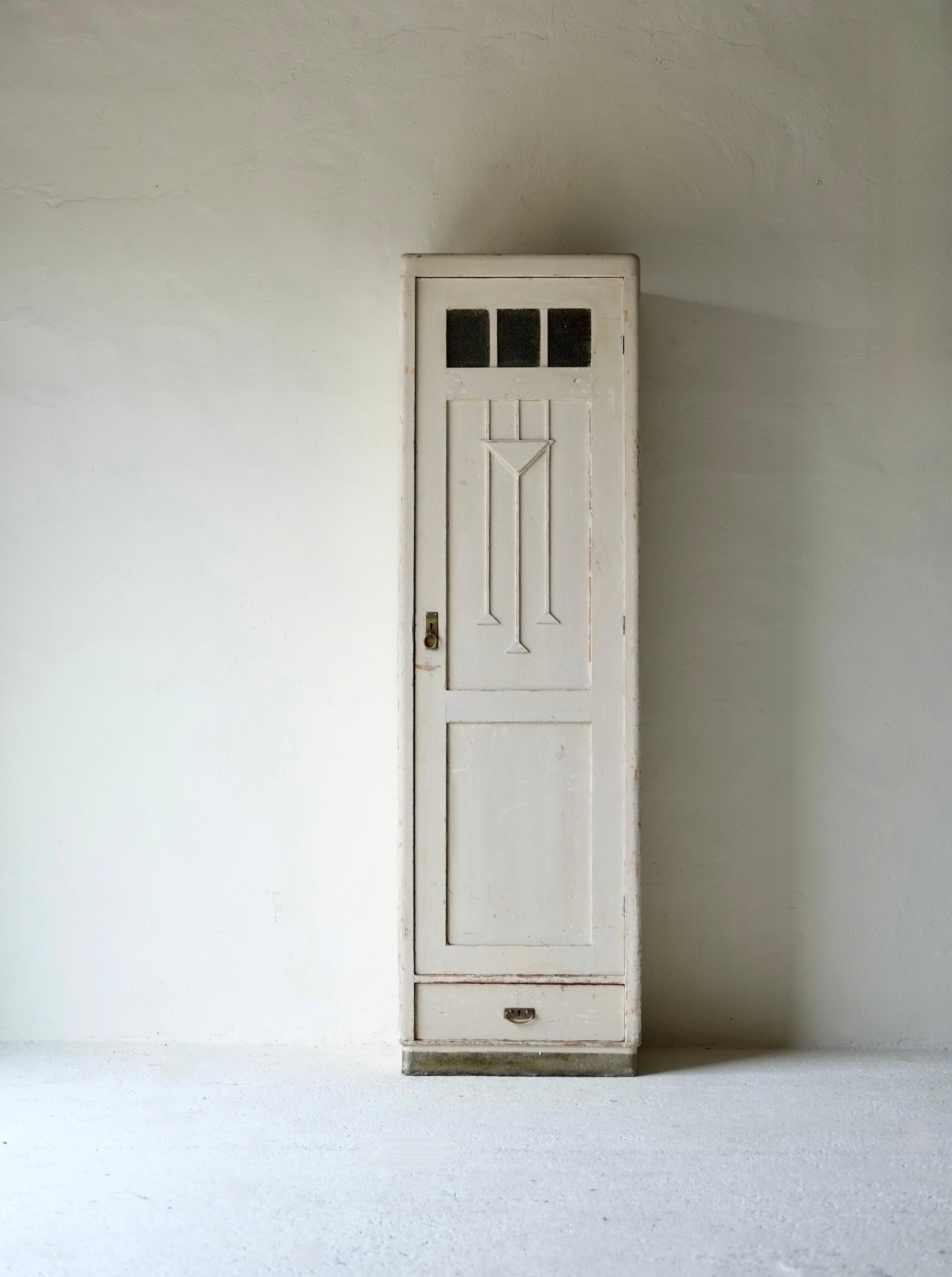 Armoire viennoise sécessionniste originale datant du début du 20e siècle, Autriche.

Peint en crème avec des poignées en laiton, des fenêtres en verre dépoli et un motif en relief. 

En état d'origine intact, sans aucun dommage et avec le jeu de