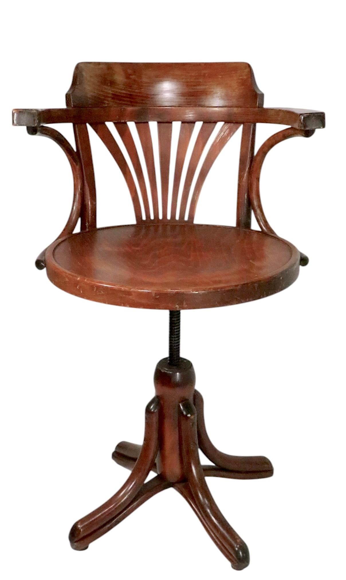 Frühes Bugholz der Wiener Secessionisten Pursers, Schreibtisch, Bürostuhl, Thonet zugeschrieben ( Modell 3 ) um 1900/1920, unsigniert. Der Stuhl ist drehbar und höhenverstellbar ( 29