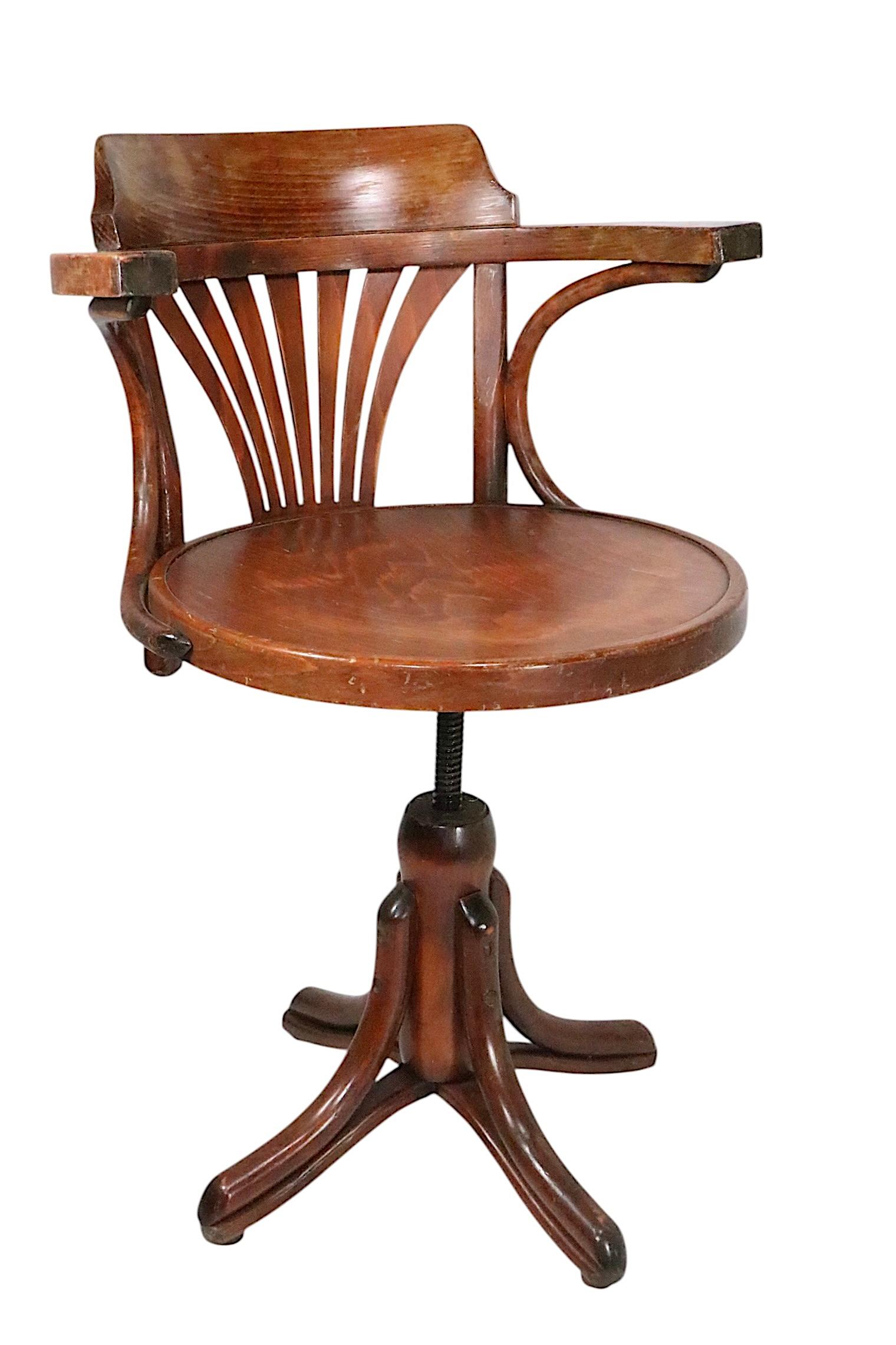 Bugholz-Drehstuhl im Stil des Wiener Secessionismus, Thonet, Purser Schreibtischstuhl im Zustand „Gut“ im Angebot in New York, NY