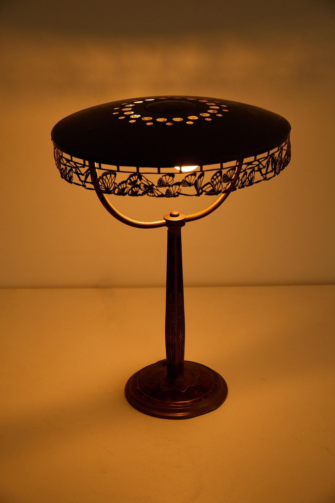 Lampe de table autrichienne en laiton du début des années 1900, ornée de détails décoratifs.