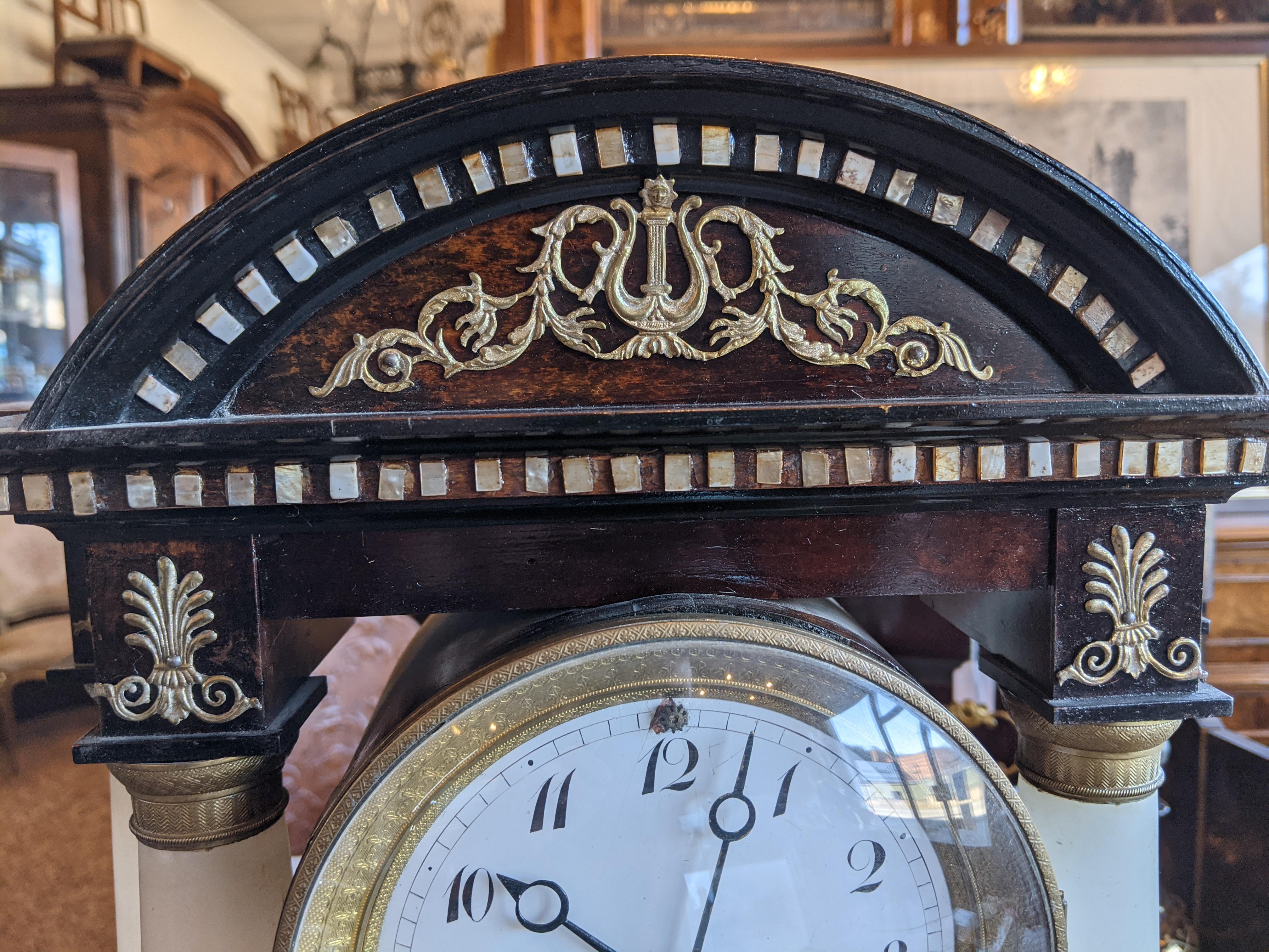table clock with pendulum