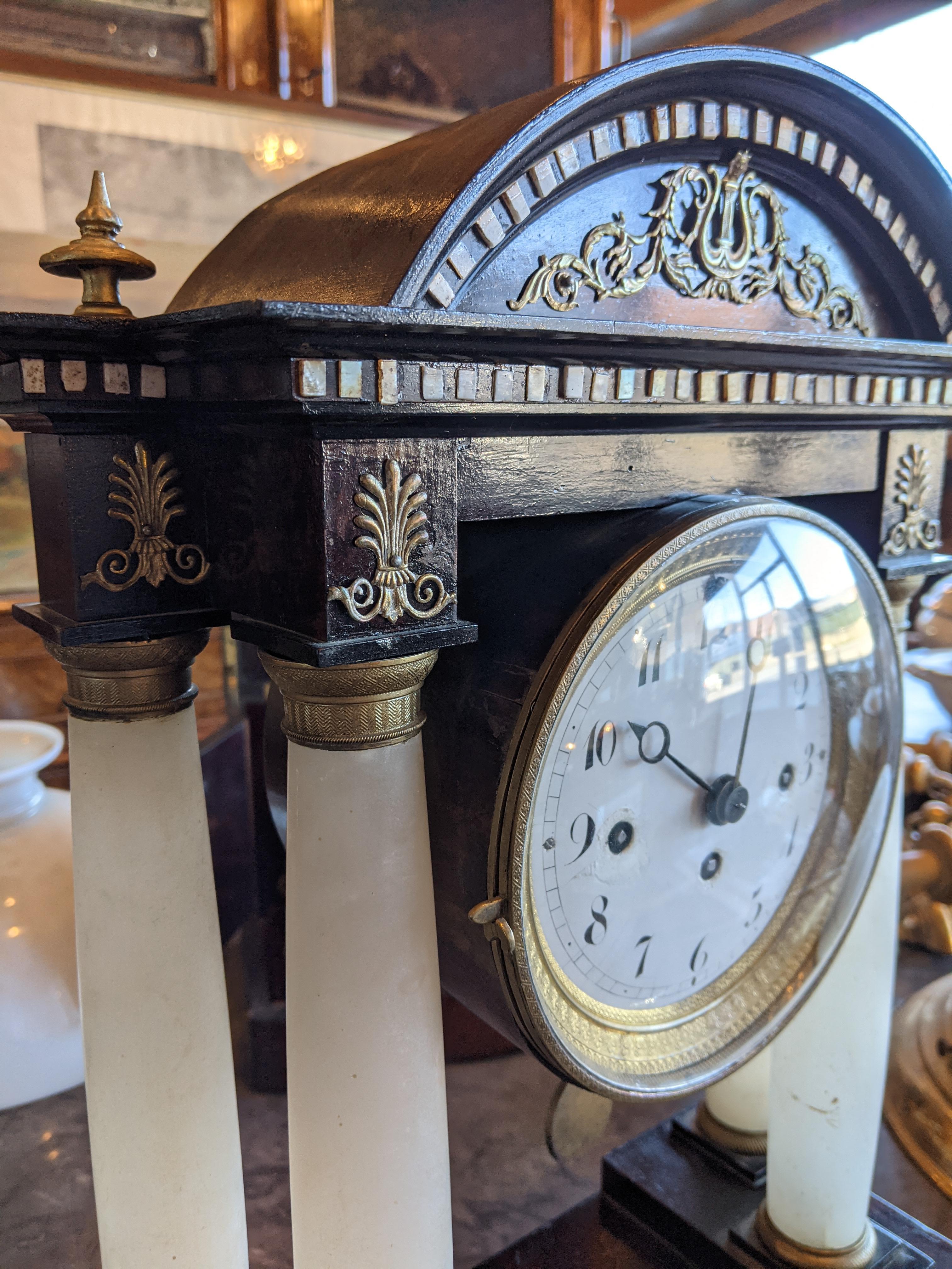 Viennese Table Pendulum Clock with Alabaster Columns and Brass Decorations, 1848 In Good Condition For Sale In Varese, Lombardia