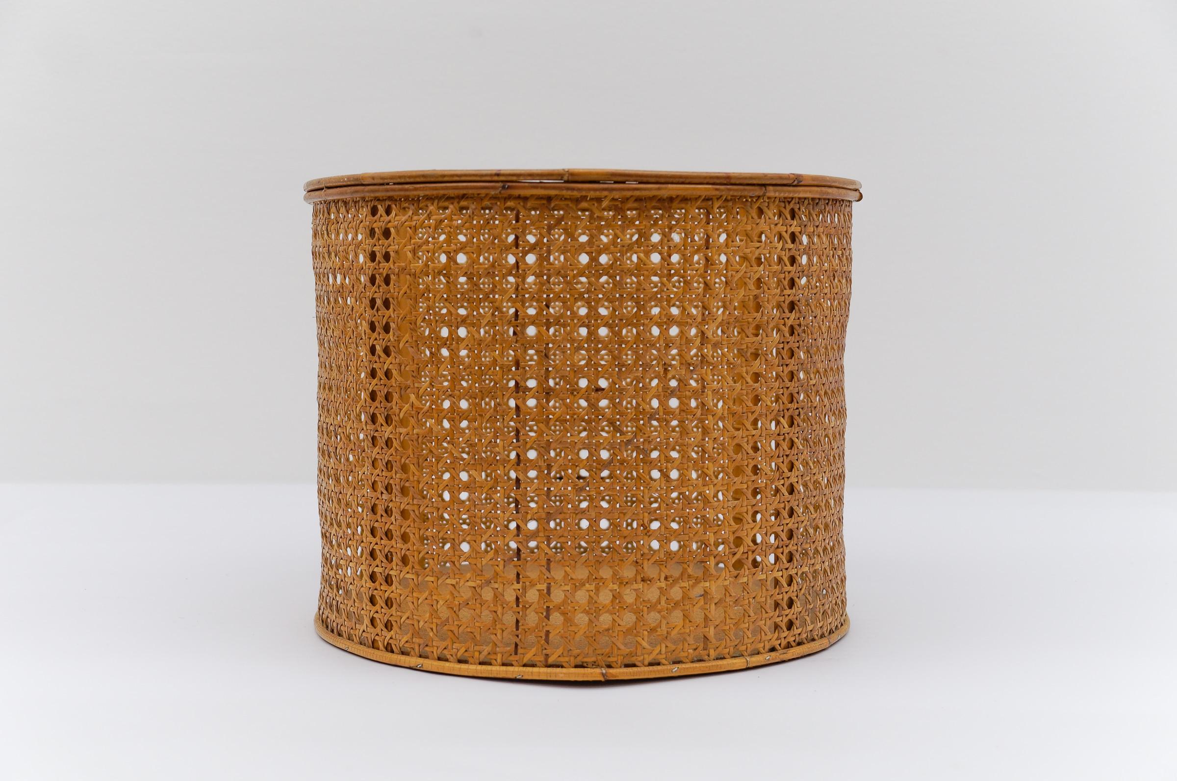 Autrichien Panier artisanal viennois en osier Mid-Century Modern, Autriche, 1950`. en vente