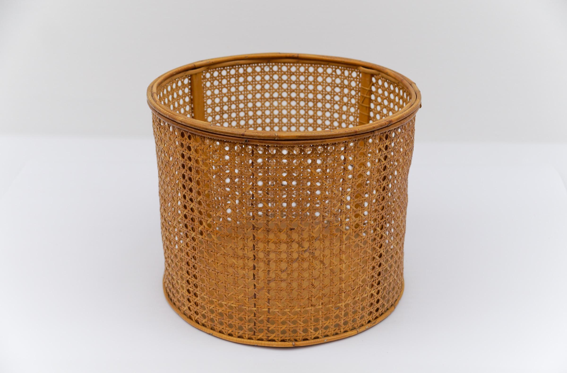 Panier artisanal viennois en osier Mid-Century Modern, Autriche, 1950`. État moyen - En vente à Nürnberg, Bayern