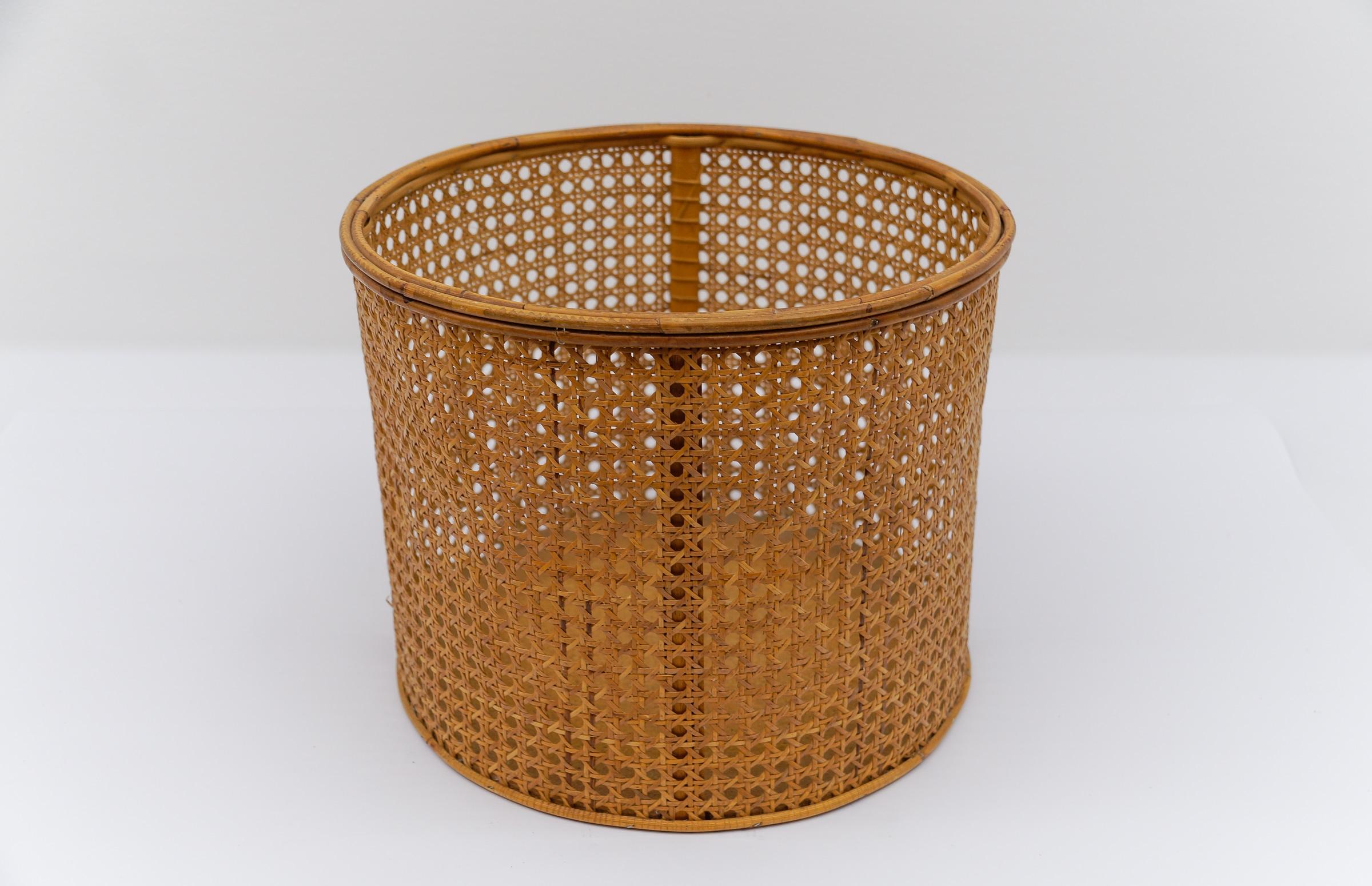 Rotin Panier artisanal viennois en osier Mid-Century Modern, Autriche, 1950`. en vente