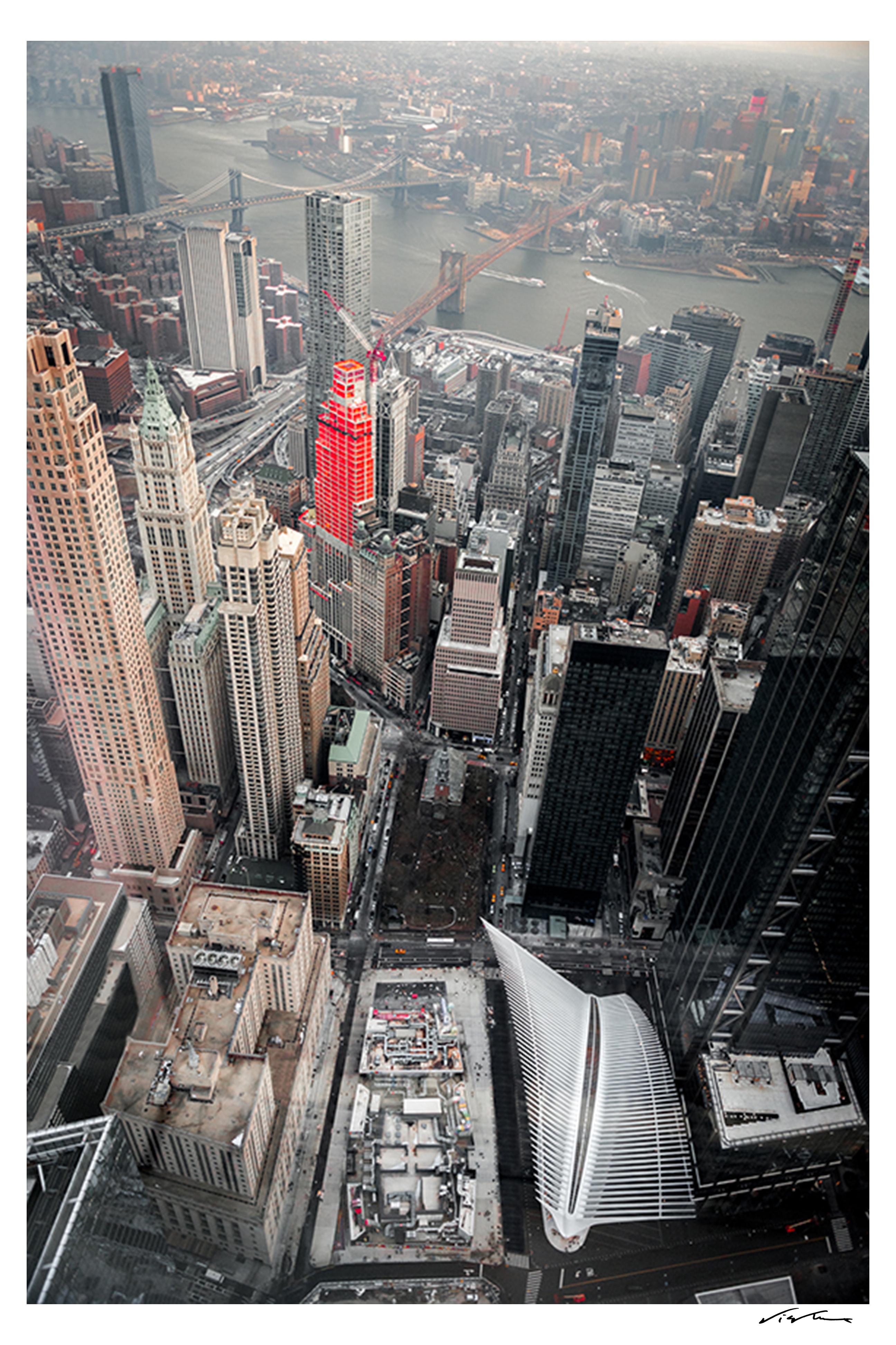 Financial District – New Yorker Skyline-Fotografie, 54 Zoll x36 Zoll, signiert Limitierte Auflage von 5 Stück (Naturalismus), Photograph, von Viet Chu