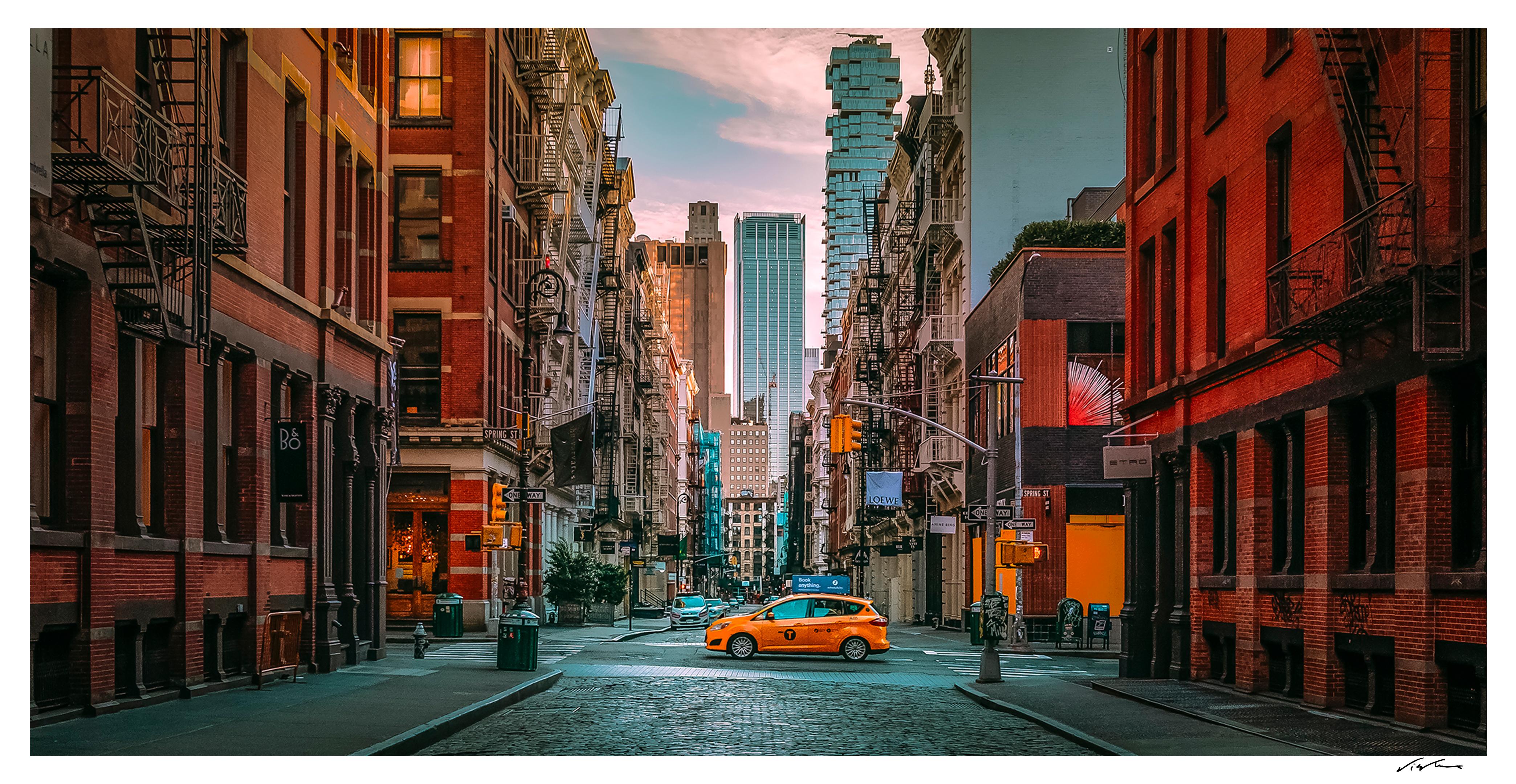 SoHo Cab – NYC Fotografie, 30 Zoll x58 Zoll, signiert Limitierte Auflage von 5 Stück – Photograph von Viet Chu