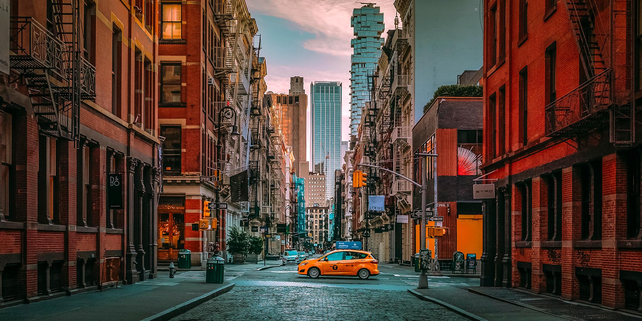 Viet Chu Landscape Photograph – SoHo Cab – NYC Fotografie, 30 Zoll x58 Zoll, signiert Limitierte Auflage von 5 Stück