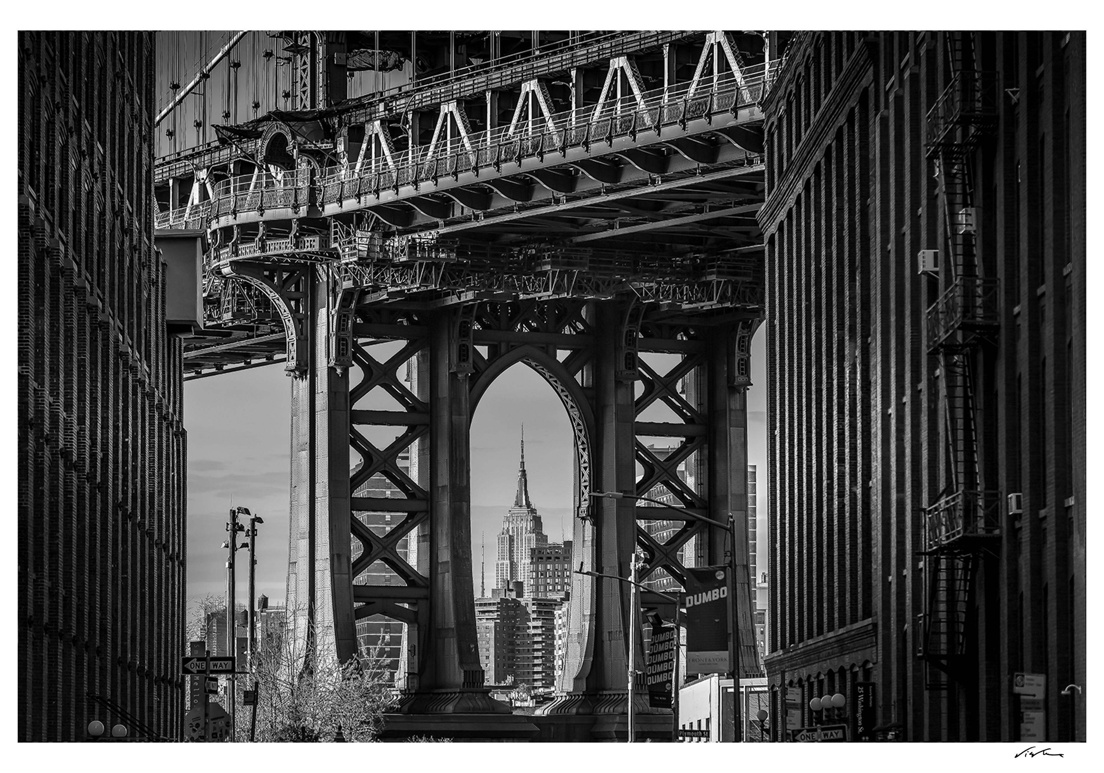 Strength - NYC Architecture Photography, 36 Zoll x52 Zoll, signiert, limitierte Auflage von 5 Stück im Angebot 1