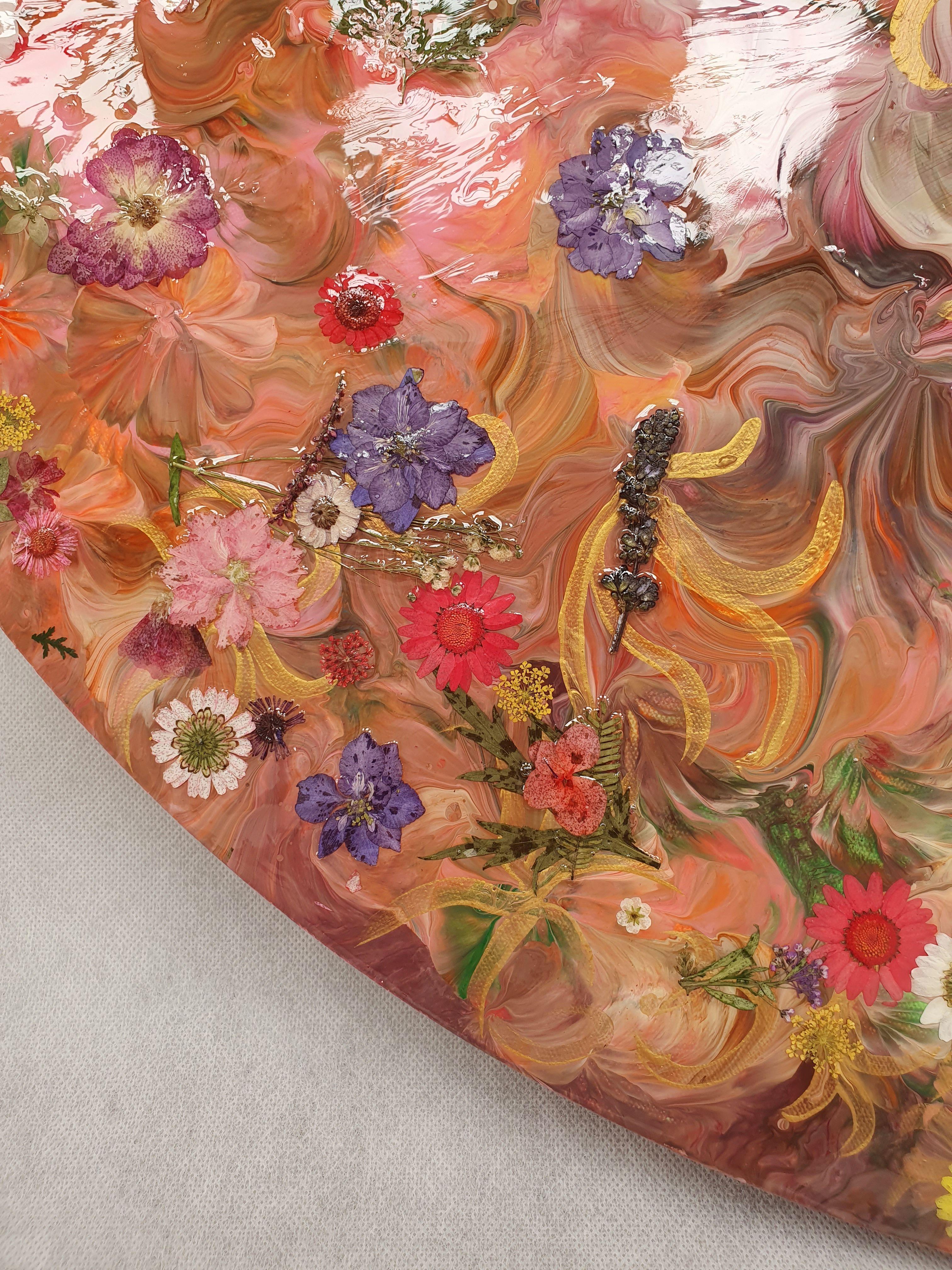 Tecnica mista di pittura acrilica, resina e fiori secchi. Realizzato su tela, 90 x 90 cm, viene applicato uno strato di resina che rende il dipinto impermeabile. Pezzo unico, dona un'atmosfera gioiosa e colorata al tuo spazio.    Il dipinto è