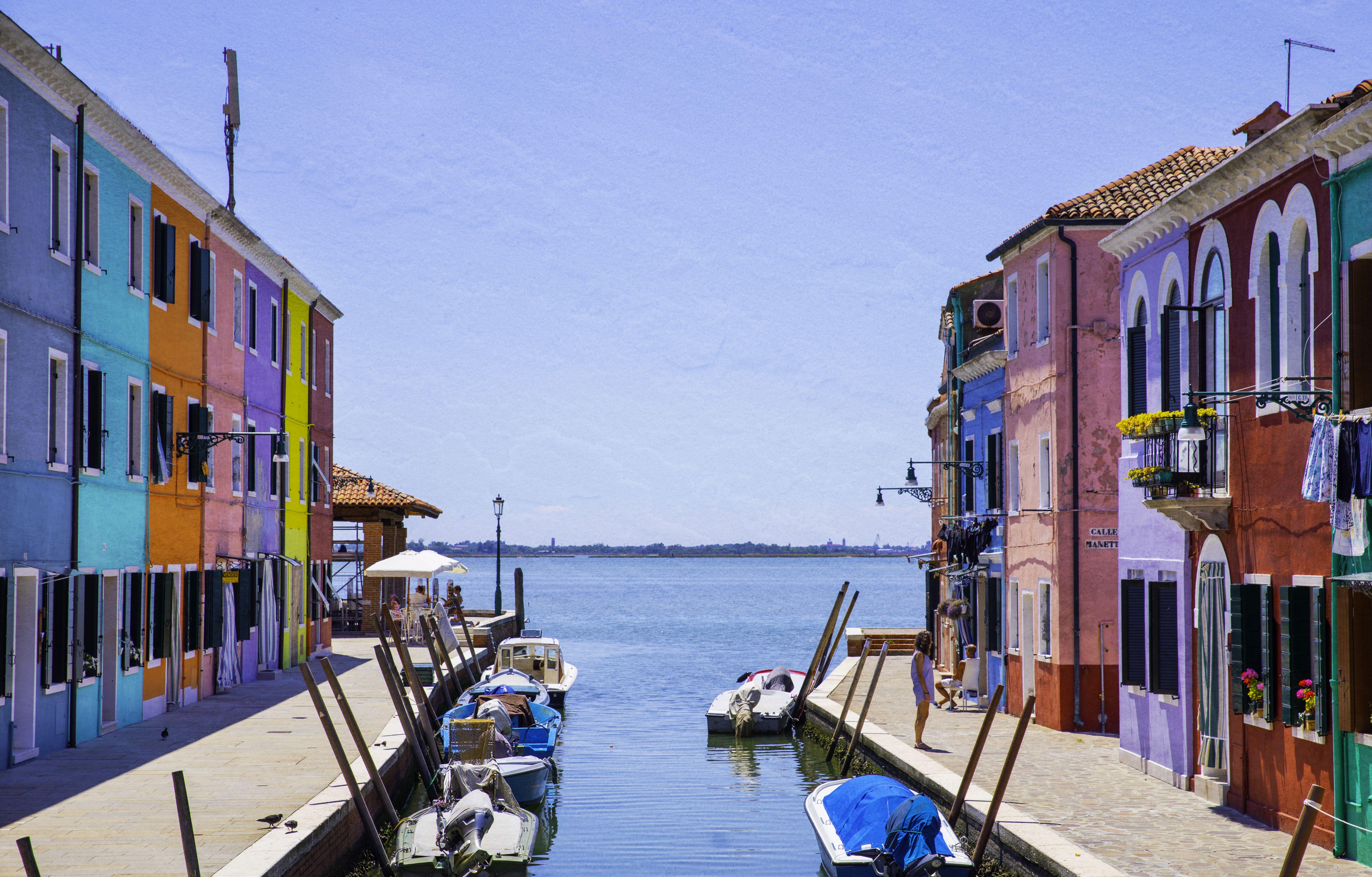 Viet Ha Tran Color Photograph – Farbtöne von Burano I, Fotografie, C-Typ