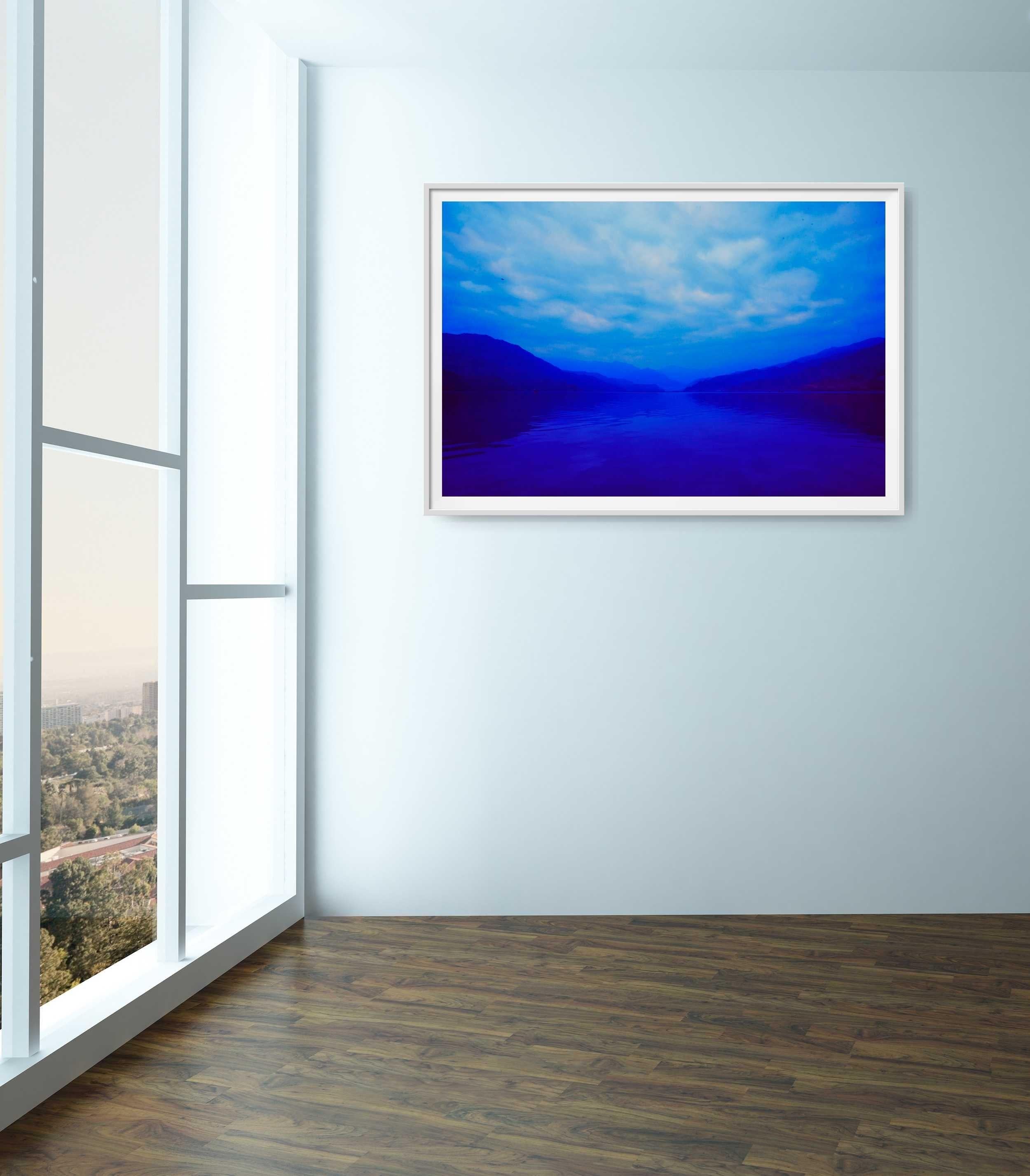 Dunkelblauer Lagoon, Fotografie, C-Typ (Blau), Color Photograph, von Viet Ha Tran