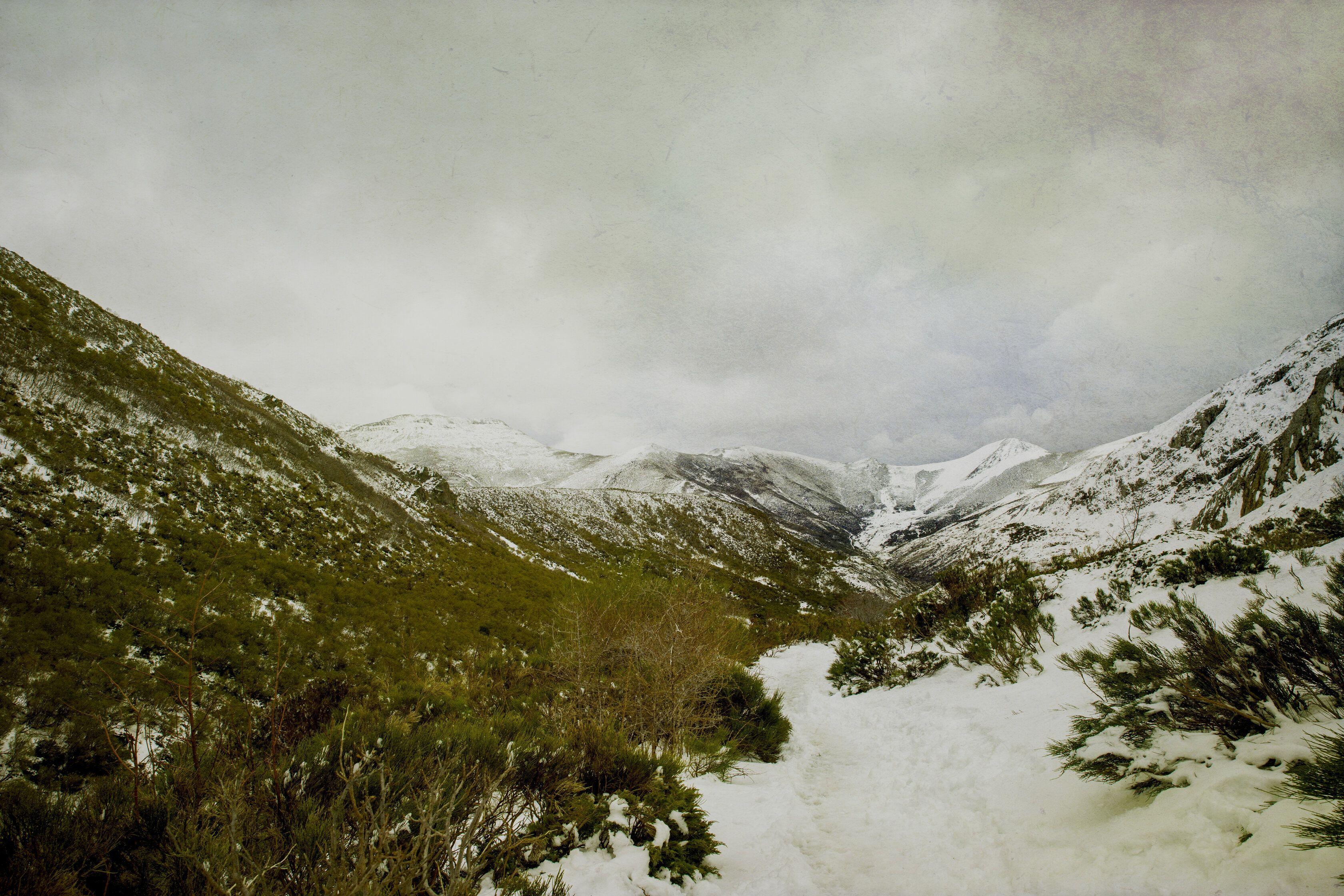 Color Photograph Viet Ha Tran - Monta±a Palentina, Photographie, C.C.