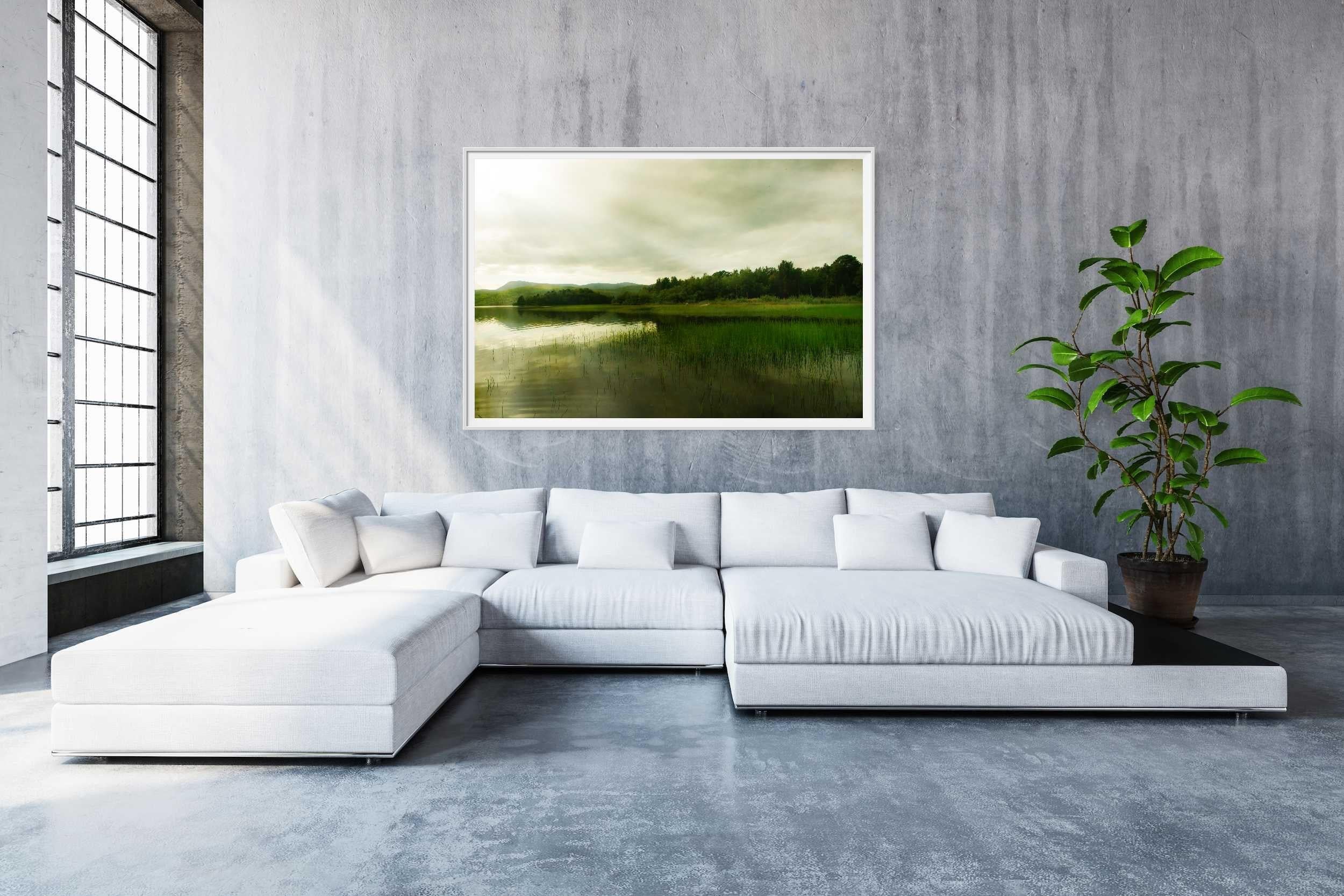 Eine wunderschöne grüne Landschaft in Norwegen.    Das Kunstwerk/Foto wird ungerahmt verkauft und für den sicheren internationalen Versand sorgfältig in einer mehrschichtigen Schutzhülle gerollt.    Gedruckt auf Canson Baryta Prestige 340grs Papier,