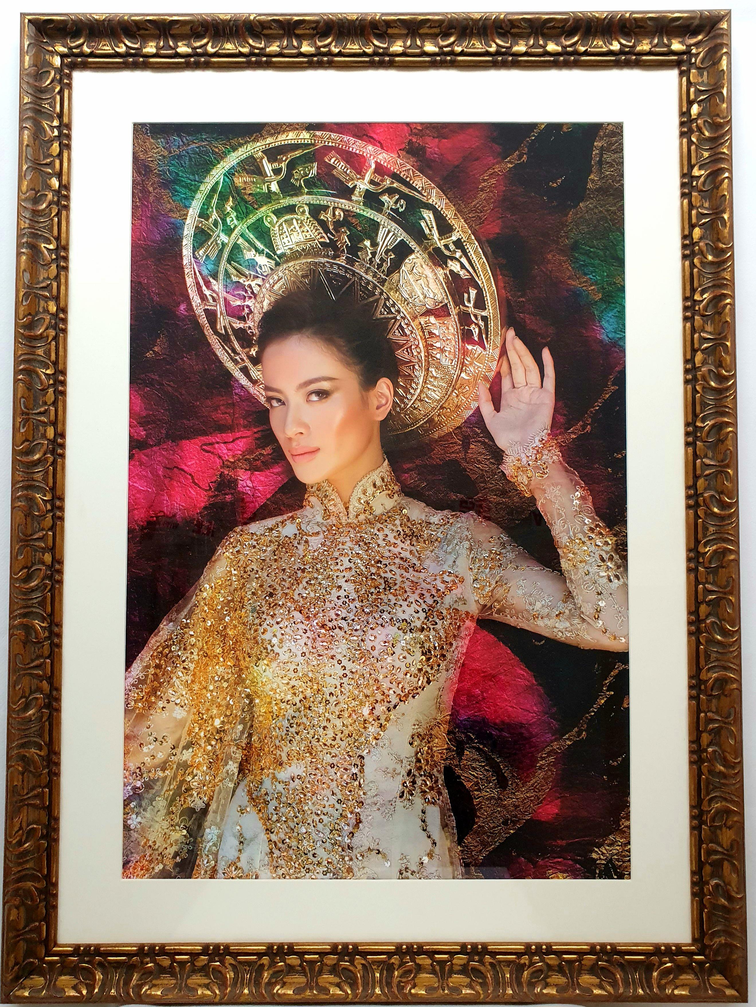 Das goldene Kleid, Fotografie, C-Typ – Photograph von Viet Ha Tran