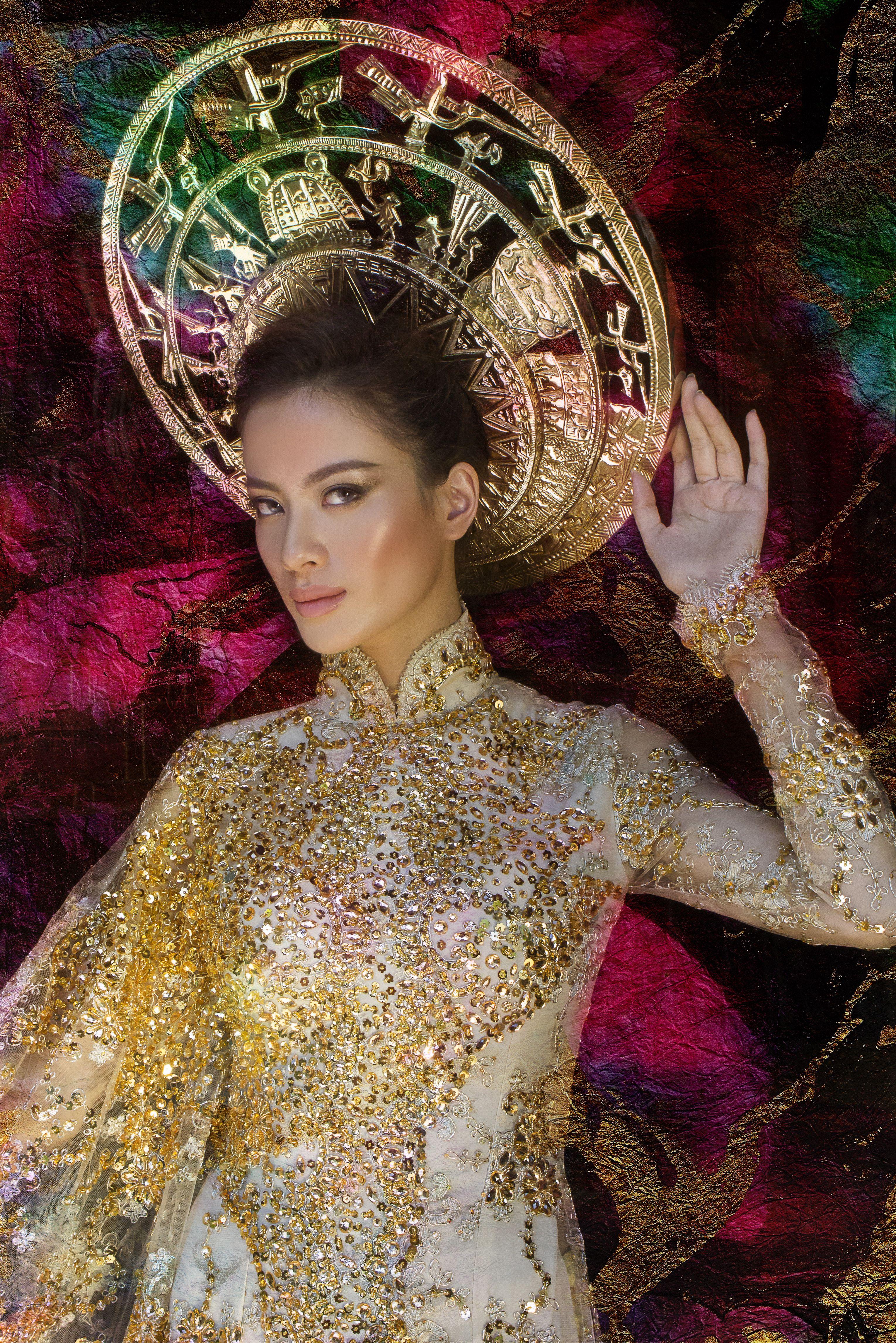 Viet Ha Tran Color Photograph – Das goldene Kleid, Fotografie, C-Typ
