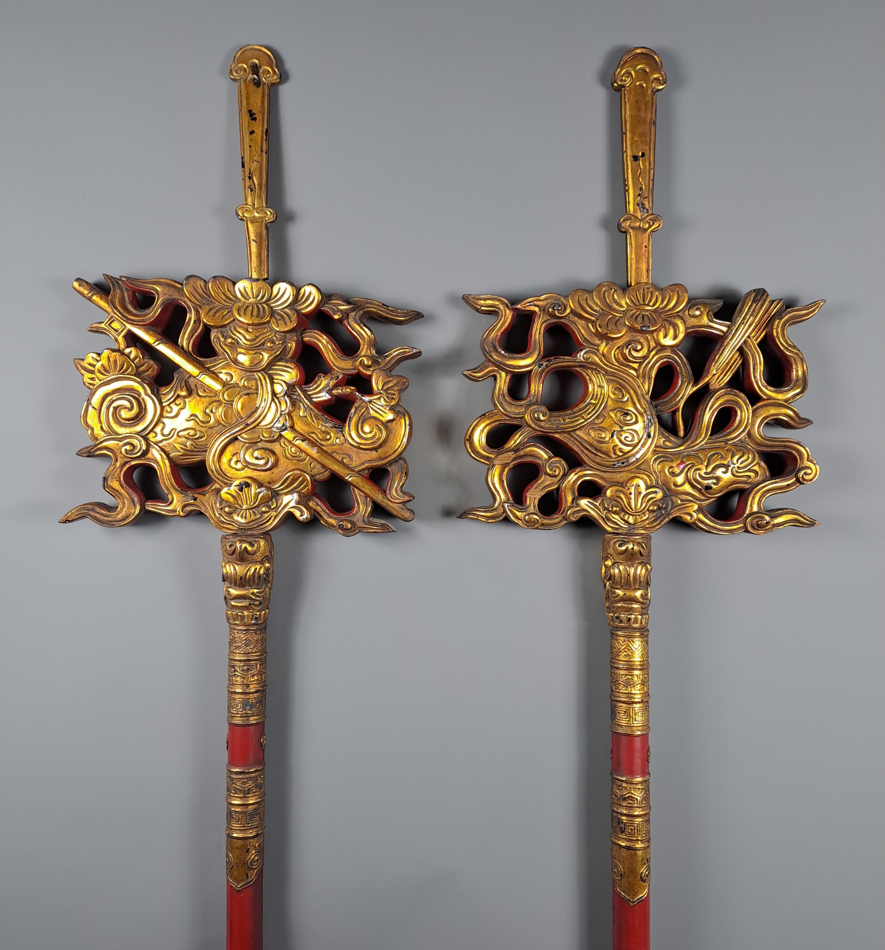 19th Century Vietnam - Pair Of Large Standards In Gilded And Red Lacquered Wood For Sale