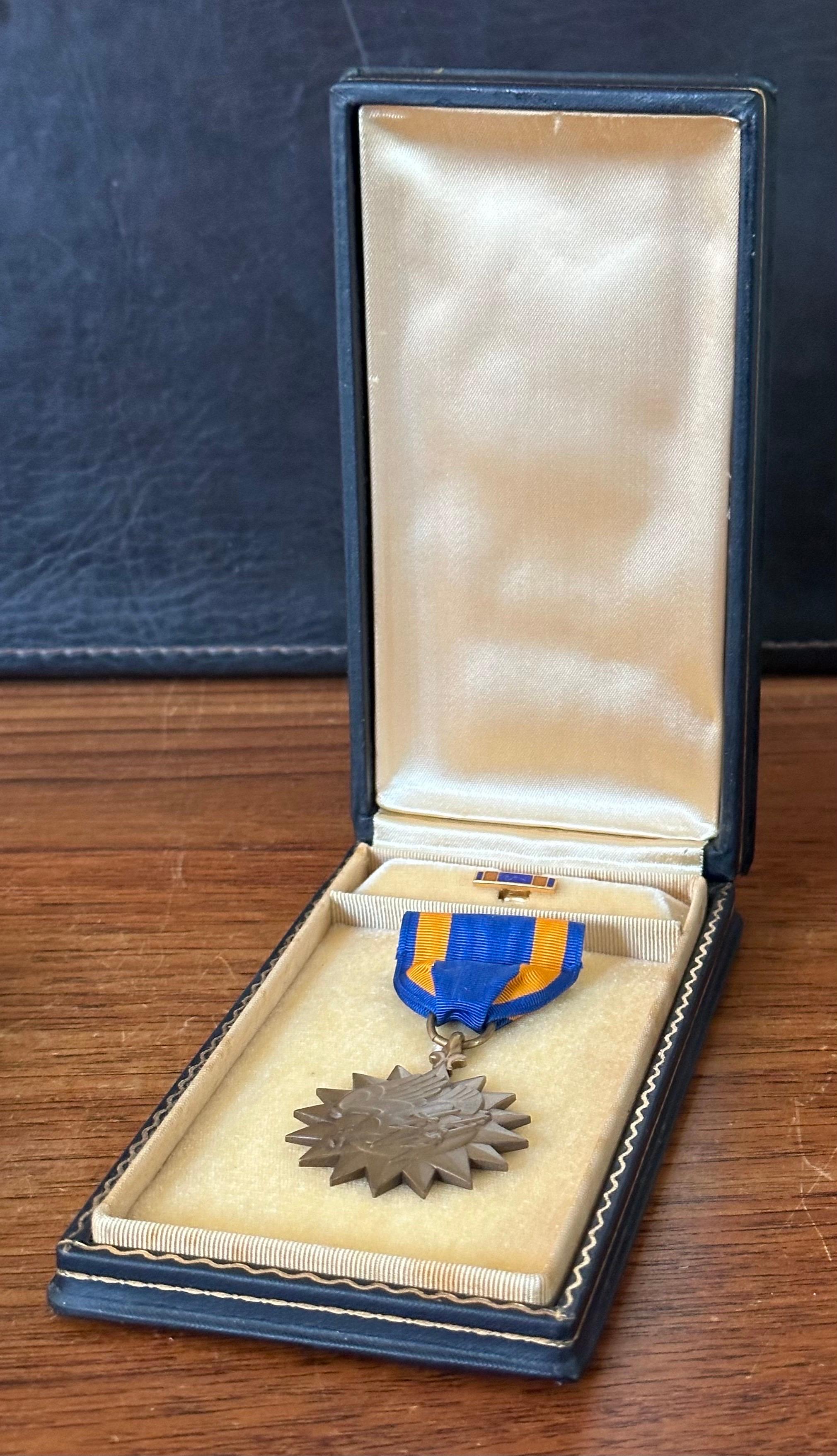 Américain Médaille de l'aéronavale de la guerre du Vietnam / POW Hero en vente
