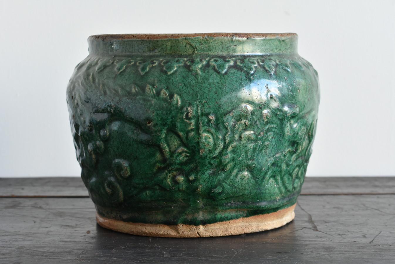 Old Vietnamese pottery with a very beautiful green glaze.
It was made roughly between the 17th and 18th centuries.
Various designs of pottery were made in Vietnam, but most of them were made in imitation of Chinese designs.
This pottery is also