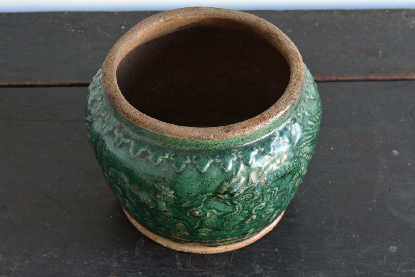 Vietnamese Antique Pottery with Beautiful Green Glaze/1600-1700s/Animal Pattern In Good Condition In Sammu-shi, Chiba