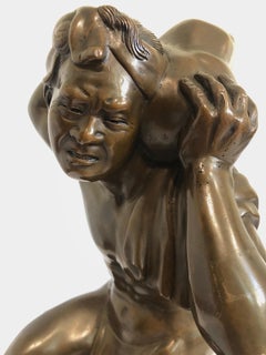 Scultura vietnamita in bronzo raffigurante un uomo carico di fardelli, opera di Gia-Lợi
