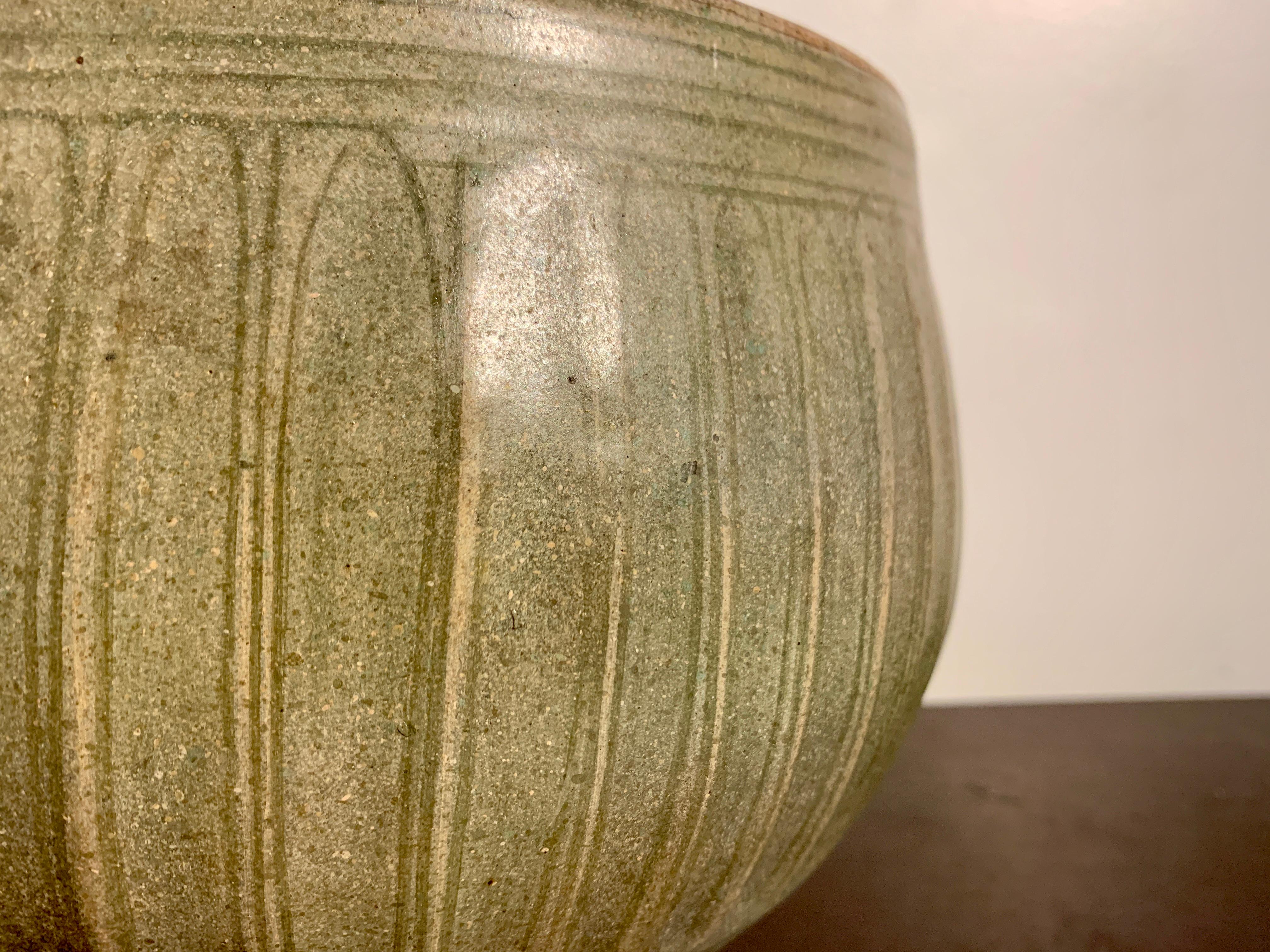 Vase à lotus céladon vietnamien, dynastie Ly ou Tran, 13e/14e siècle, Vietnam Bon état - En vente à Austin, TX