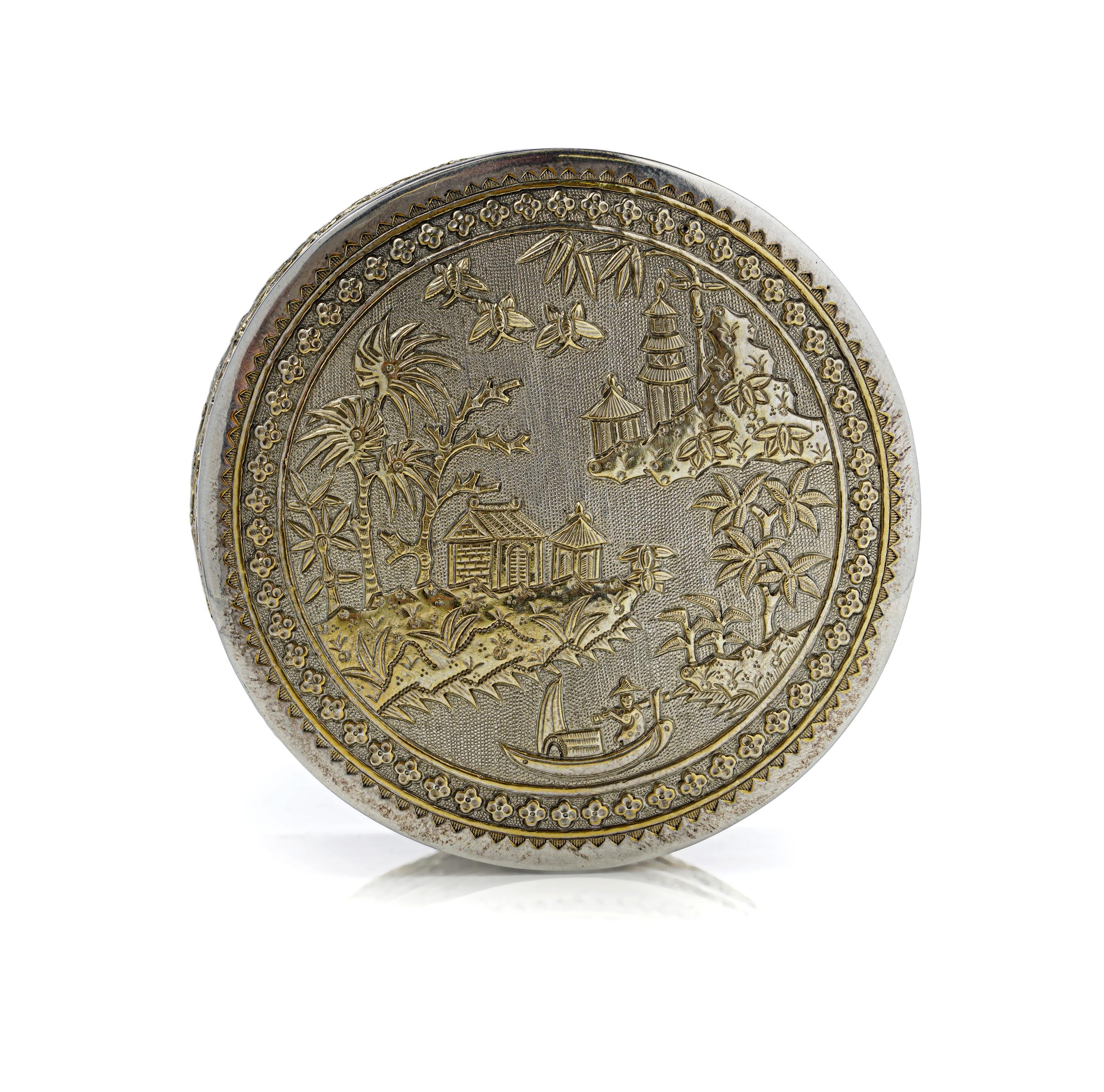 Eine außergewöhnliche, runde, vergoldete Dose mit Deckel, fein verziert in Hochrelief mit fortlaufenden Szenen von Pavillons, Bäumen und Figuren in einer chinesischen Landschaft im Exportstil. Der obere und der untere Rand sind mit Bändern mit sich