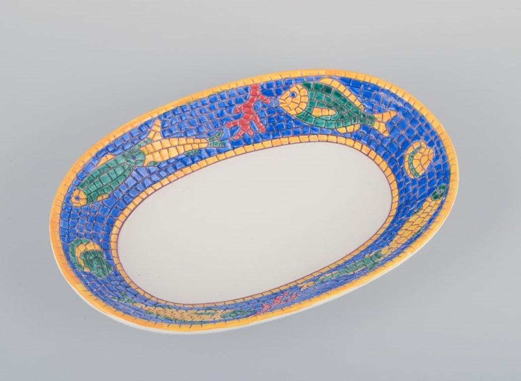 Vietri, Italia. Conjunto de tres platos hondos grandes y un plato rectangular de cerámica. Decorada con peces y motivos marinos en forma de mosaico.
Finales del siglo XX.
Marcado.
En excelente estado, con mínimas señales de uso.
Plato hondo: