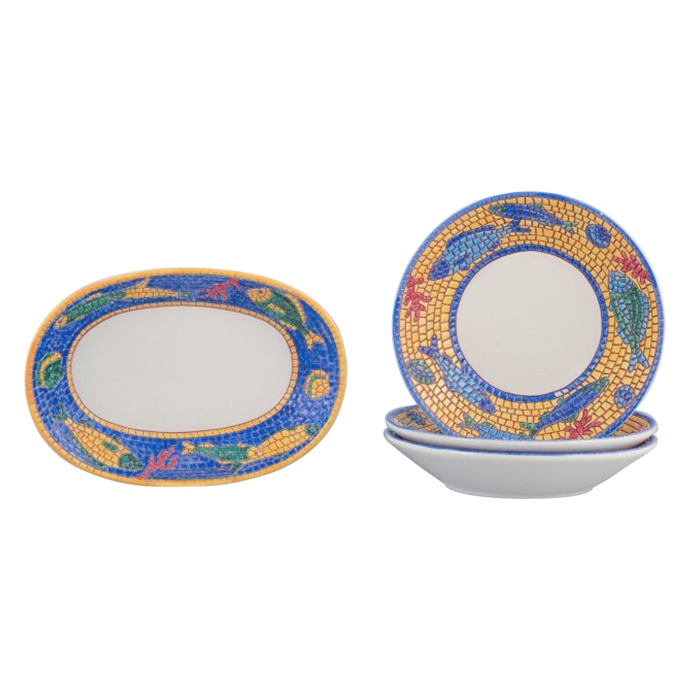 Vietri, Italien. Set aus drei großen, tiefen Tellern und einer rechteckigen Schale aus Keramik.