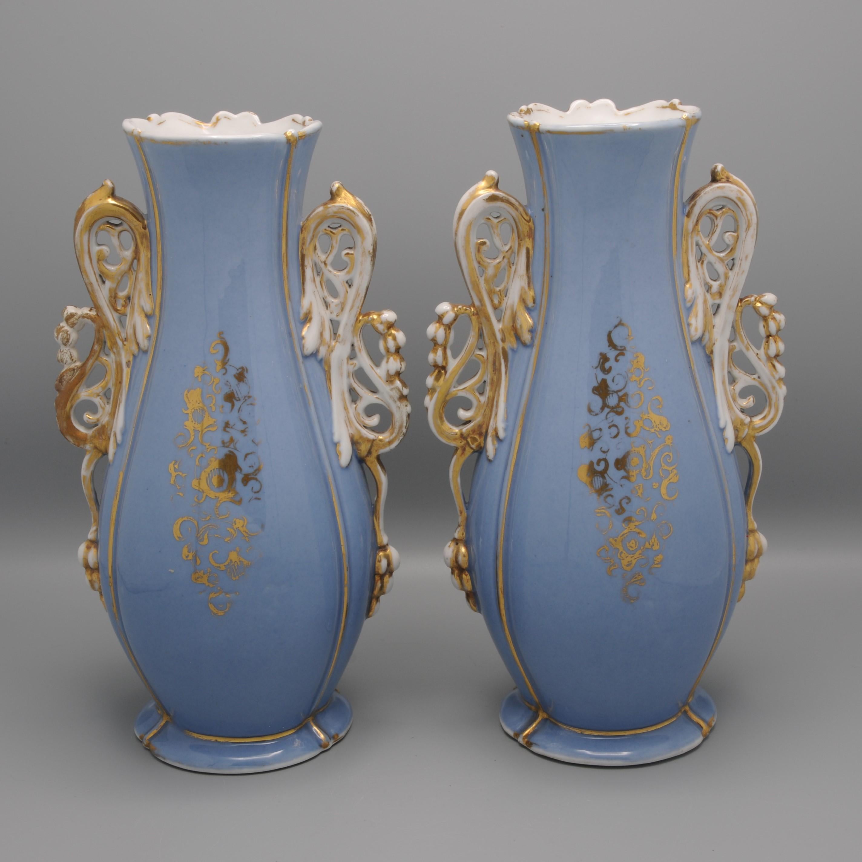 Vieux Paris / Vieux Bruxelles - Pair of Rococo Revival Vases For Sale 2