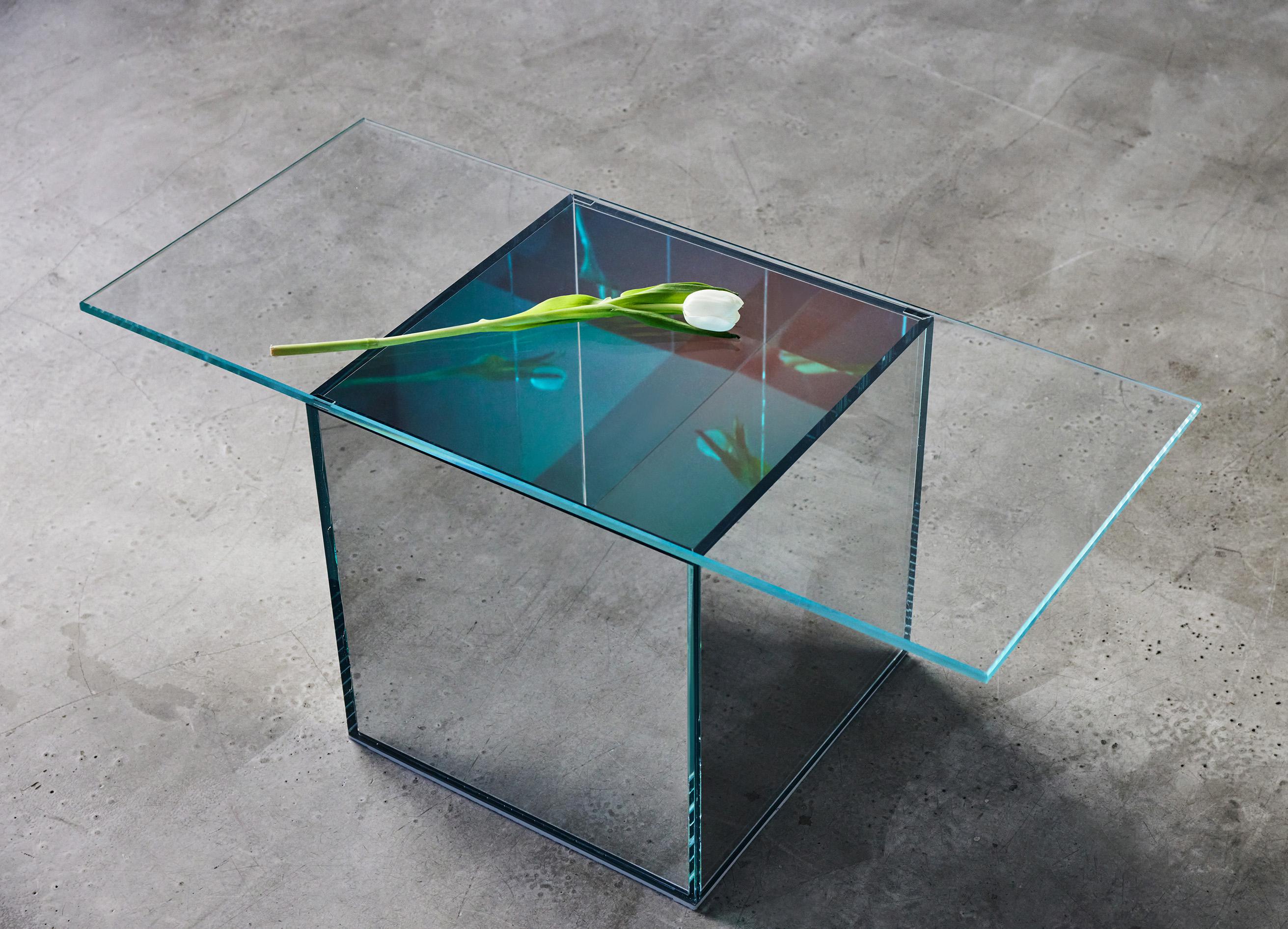 Der VIEW Couchtisch ist Teil einer fünfteiligen Kollektion von skulpturalen Glas- und Spiegelmöbeln, die interaktive Ansichten in Objekte und Möbel bringen. Der VIEW Couchtisch besteht aus ultraklarem, eisenarmem Glas und einem verspiegelten