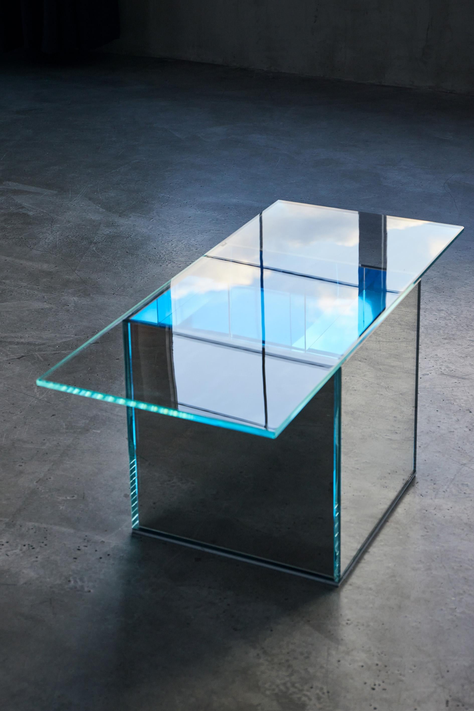VIEW Glas spiegel akzent couchtisch von Caroline Chao (Aluminium) im Angebot