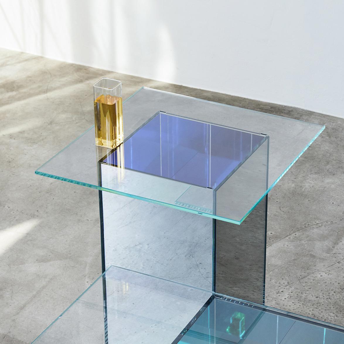 Tee-Beistelltisch mit VIEW-Glasspiegel von Caroline Chao (Moderne) im Angebot