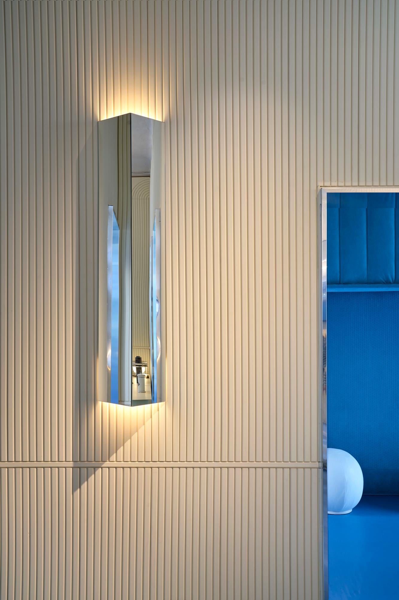 View Shard Mirrored Glass Wall Sconce by Caroline Chao, 'Hardwired Version' For Sale 4