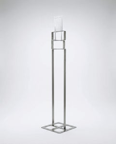 „Viewpoint“ Bodenkerzenhalter aus Edelstahl von Metalmorphosis Studio