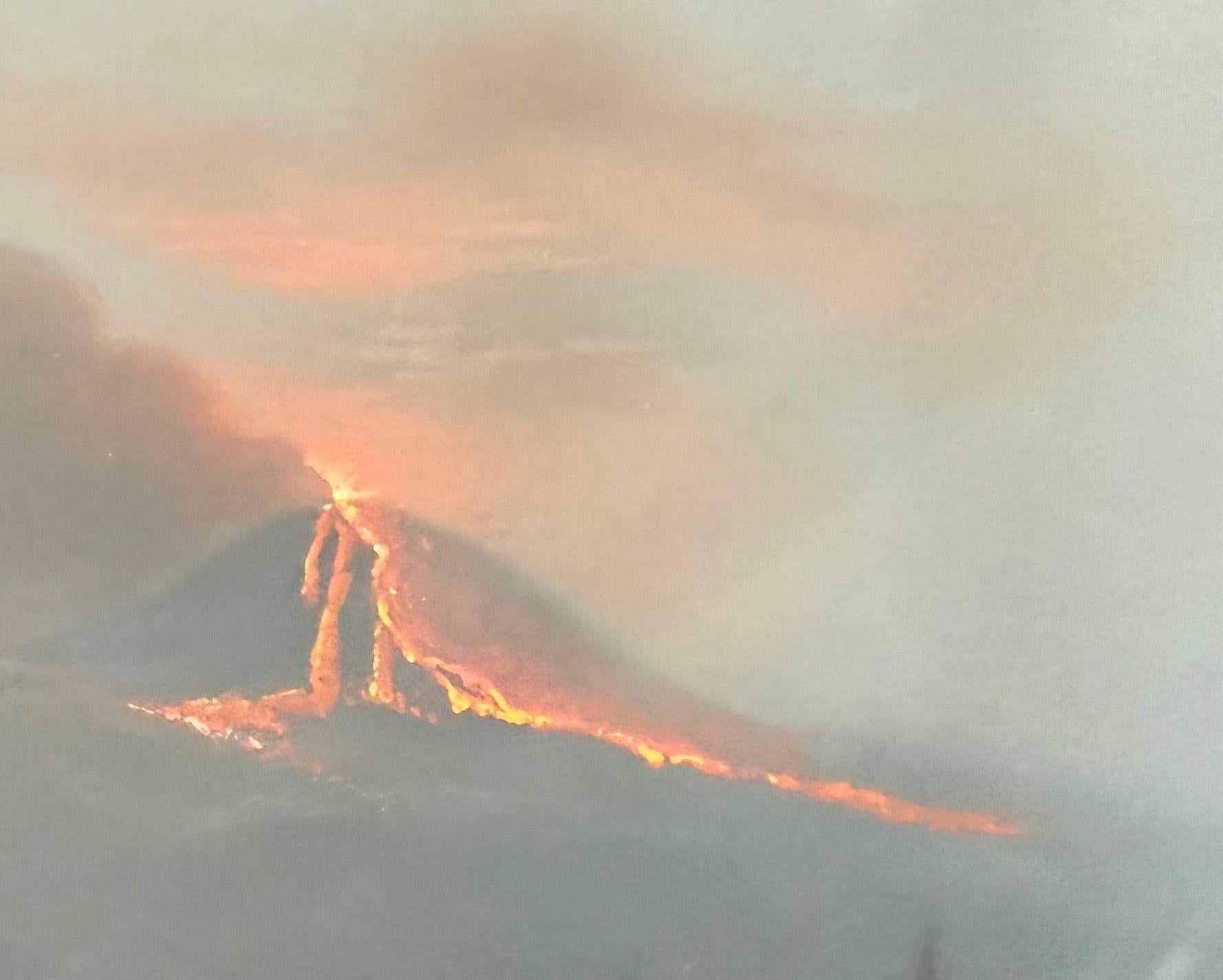 Peint à la main Vues d'un volcan éruptant, gouache sur papier, fin du 19e siècle en vente